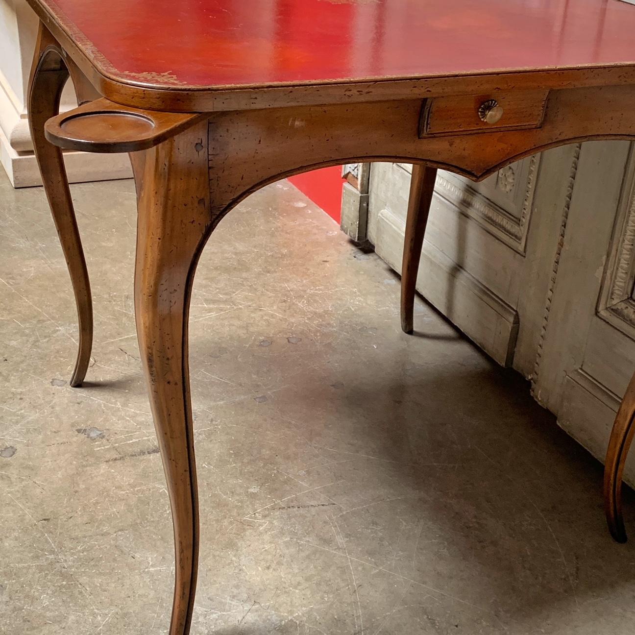 Spieltisch aus französischem Nussbaum im Louis-XV-Stil mit roter Lederplatte im Angebot 7