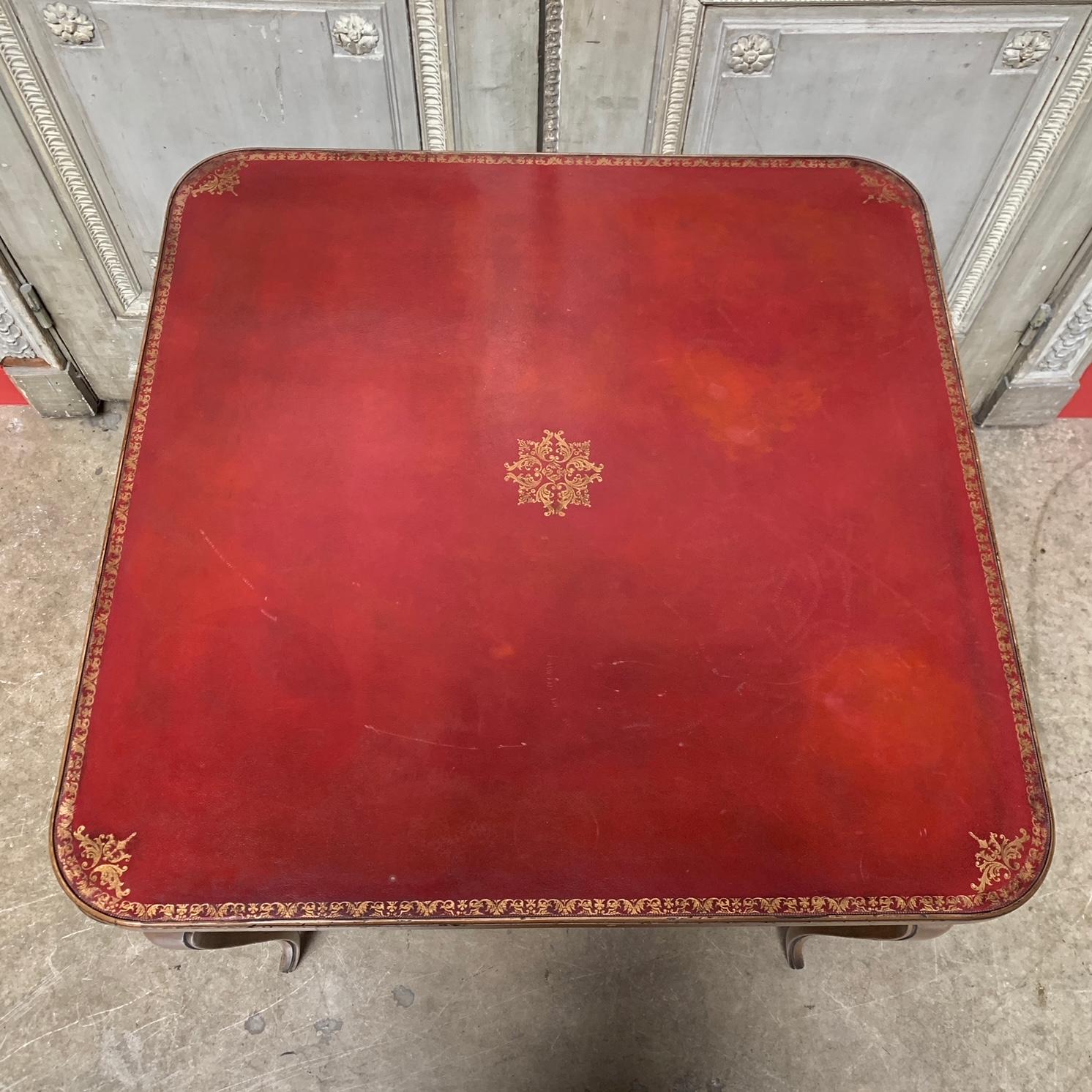 Spieltisch aus französischem Nussbaum im Louis-XV-Stil mit roter Lederplatte (Geschnitzt) im Angebot