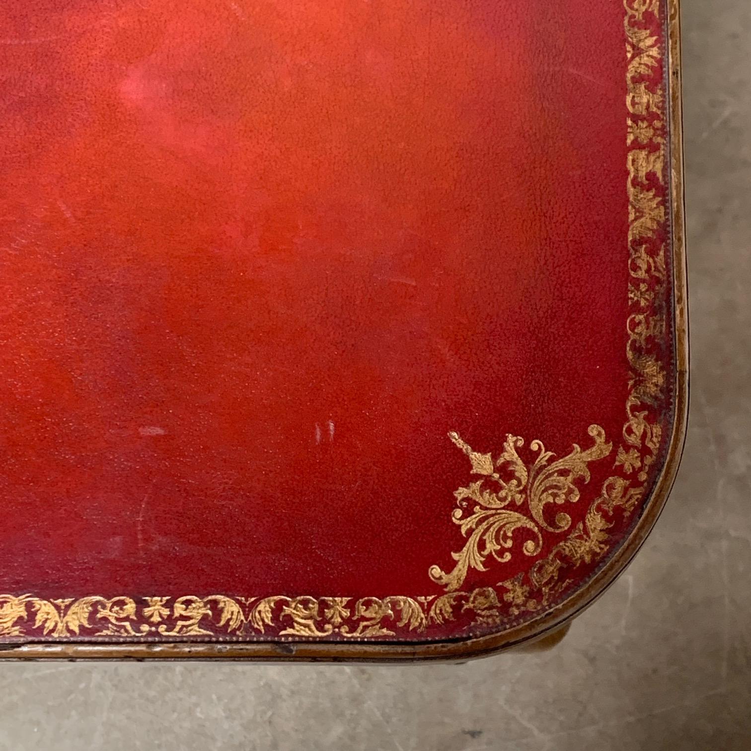 Spieltisch aus französischem Nussbaum im Louis-XV-Stil mit roter Lederplatte im Angebot 1