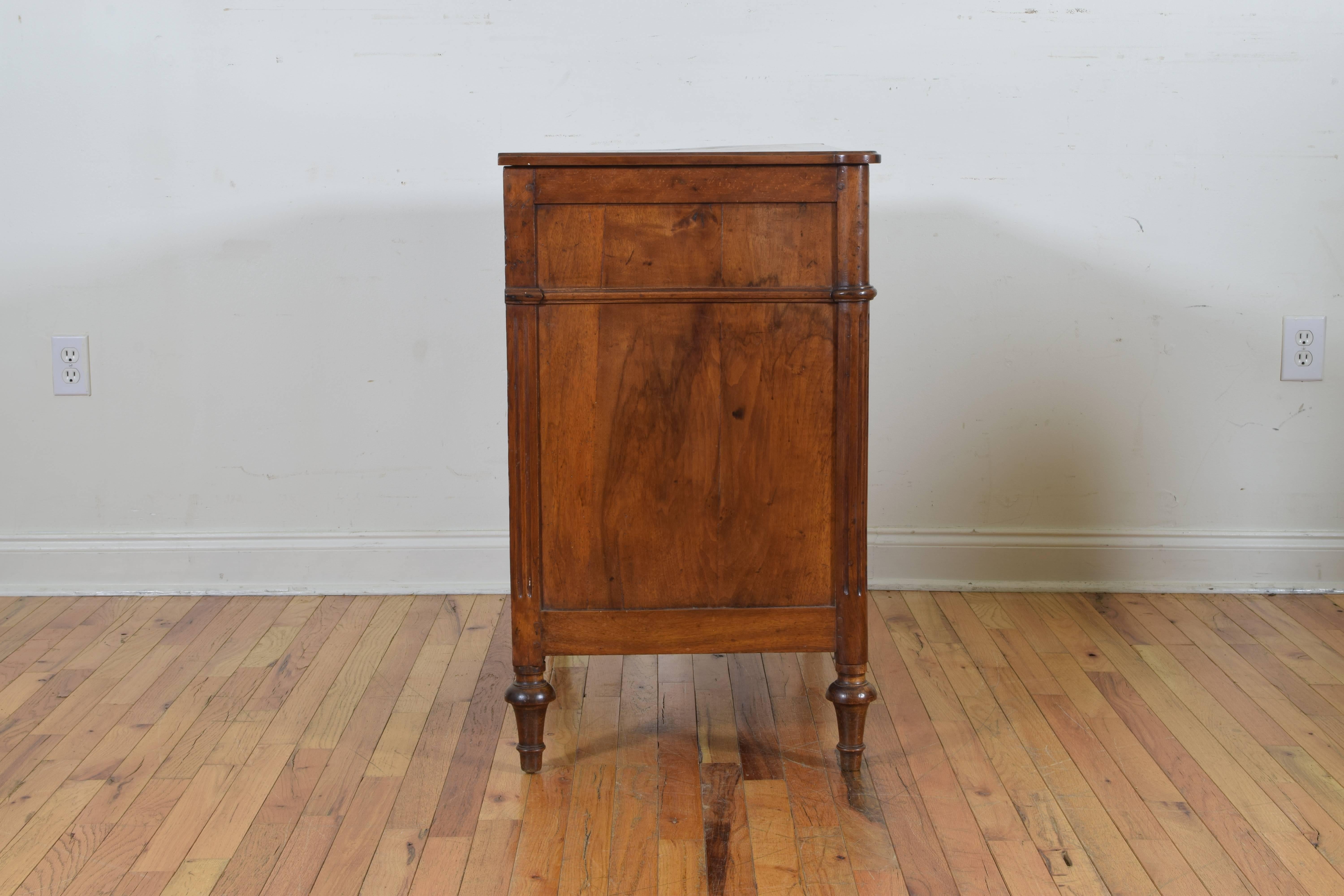 French Walnut Louis XVI Petite Three-Drawer Commode Late 18th-Early 19th Century In Excellent Condition In Atlanta, GA