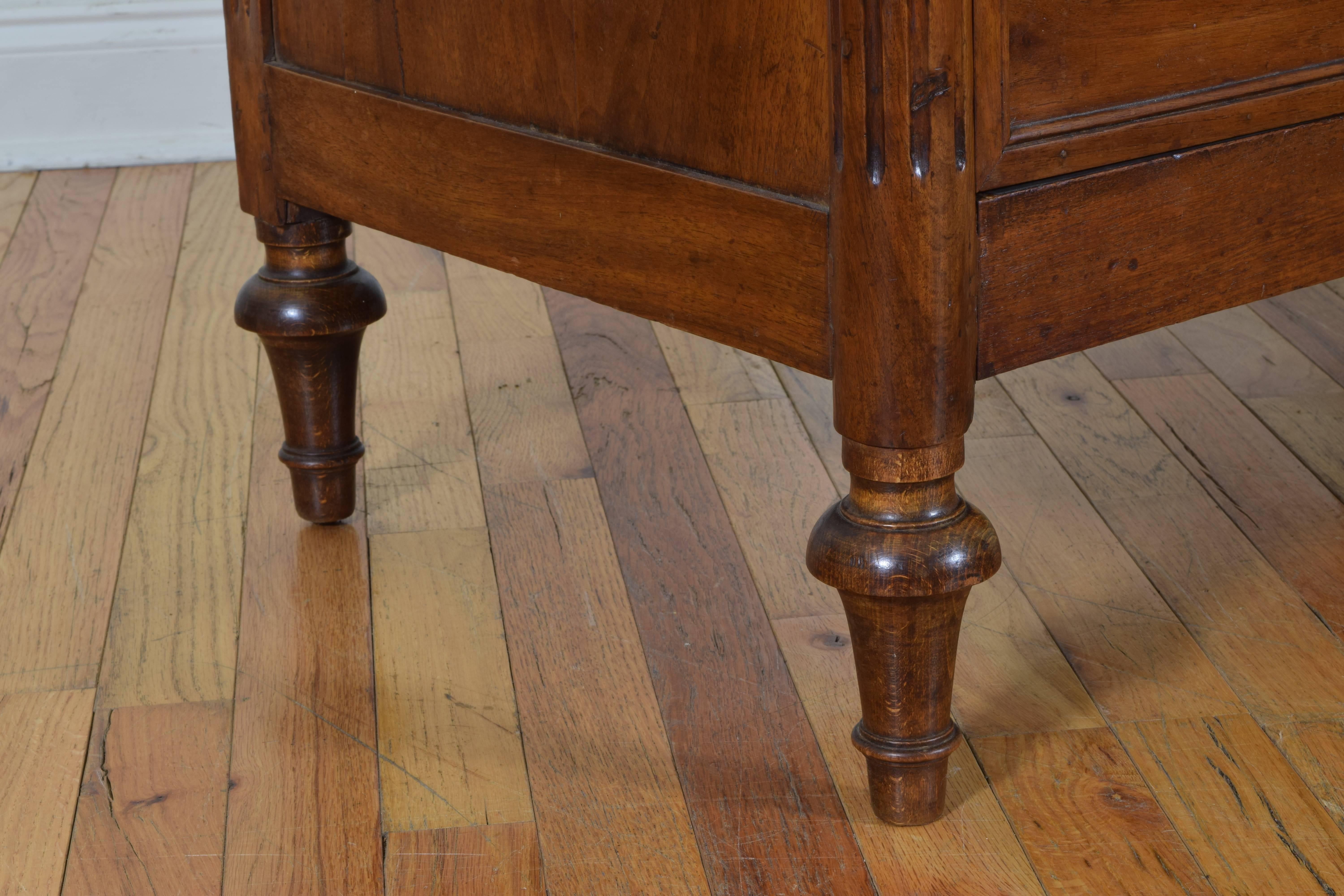 French Walnut Louis XVI Petite Three-Drawer Commode Late 18th-Early 19th Century 3