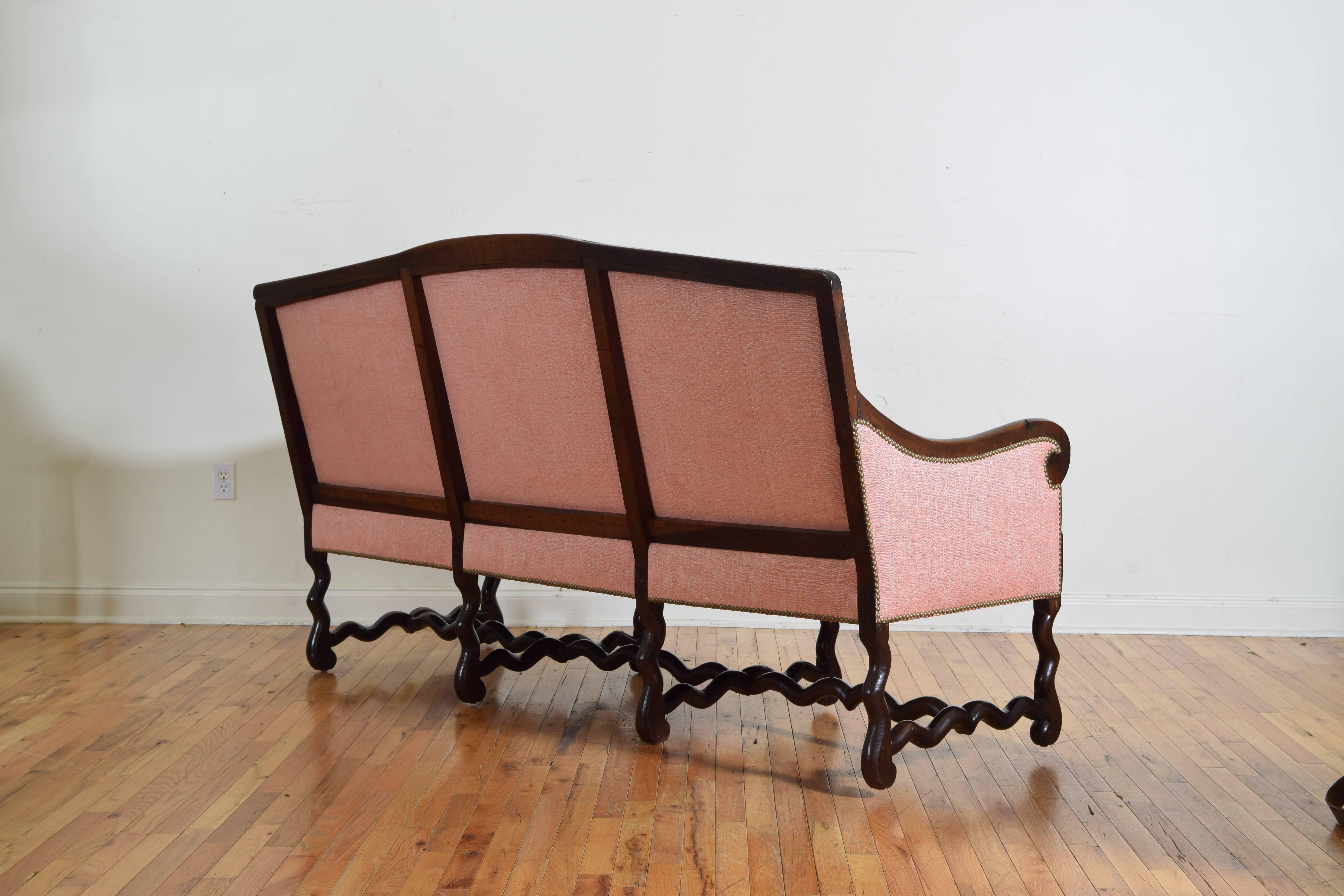 French Walnut LXIV/LXV Canape, Deep Seat, Os de Mouton, 18th Century In Excellent Condition In Atlanta, GA