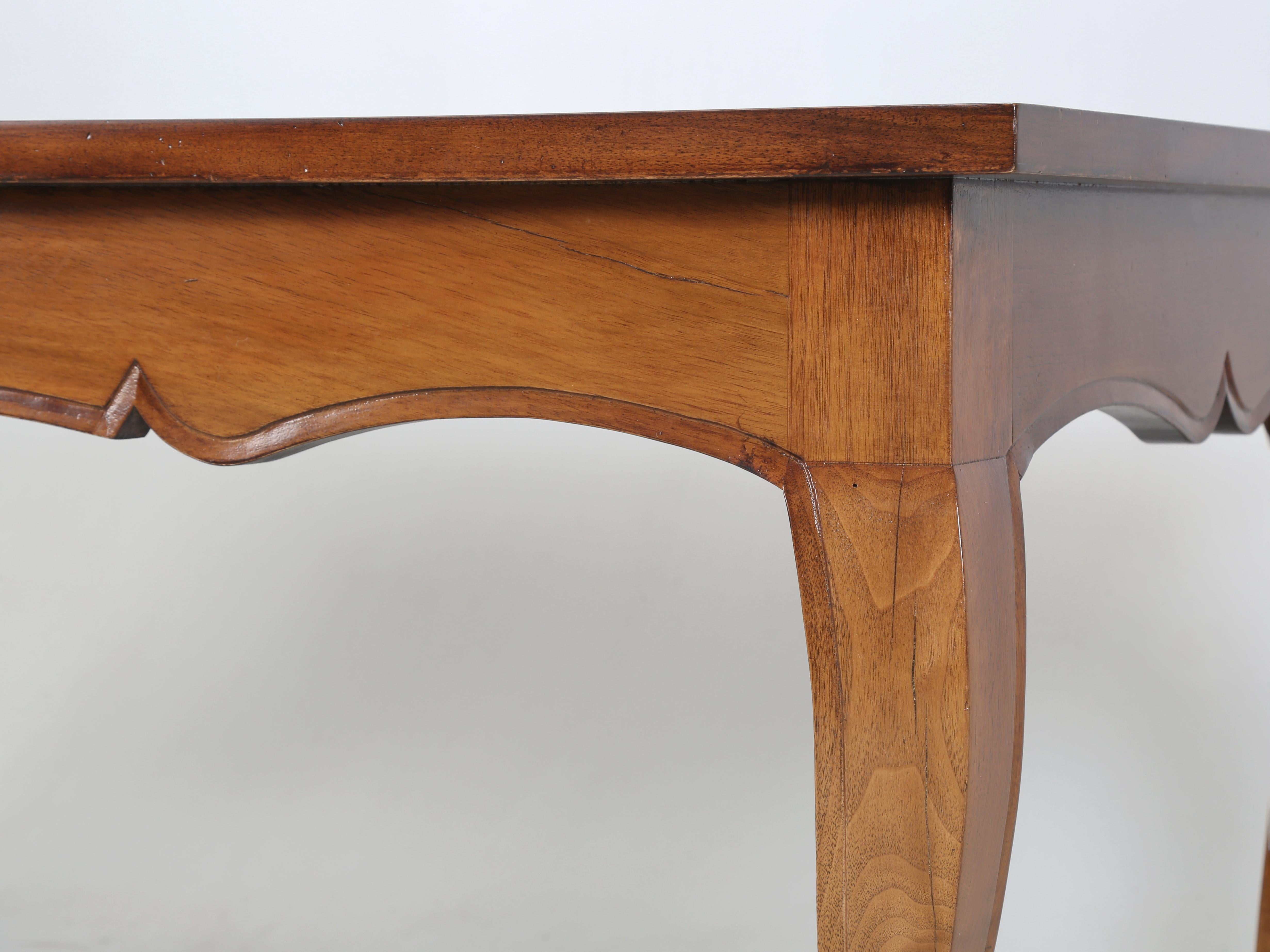 Table de salle à manger à pieds cabriolet en noyer français de style LXV Fabriquée à la main dans notre atelier en vente 4