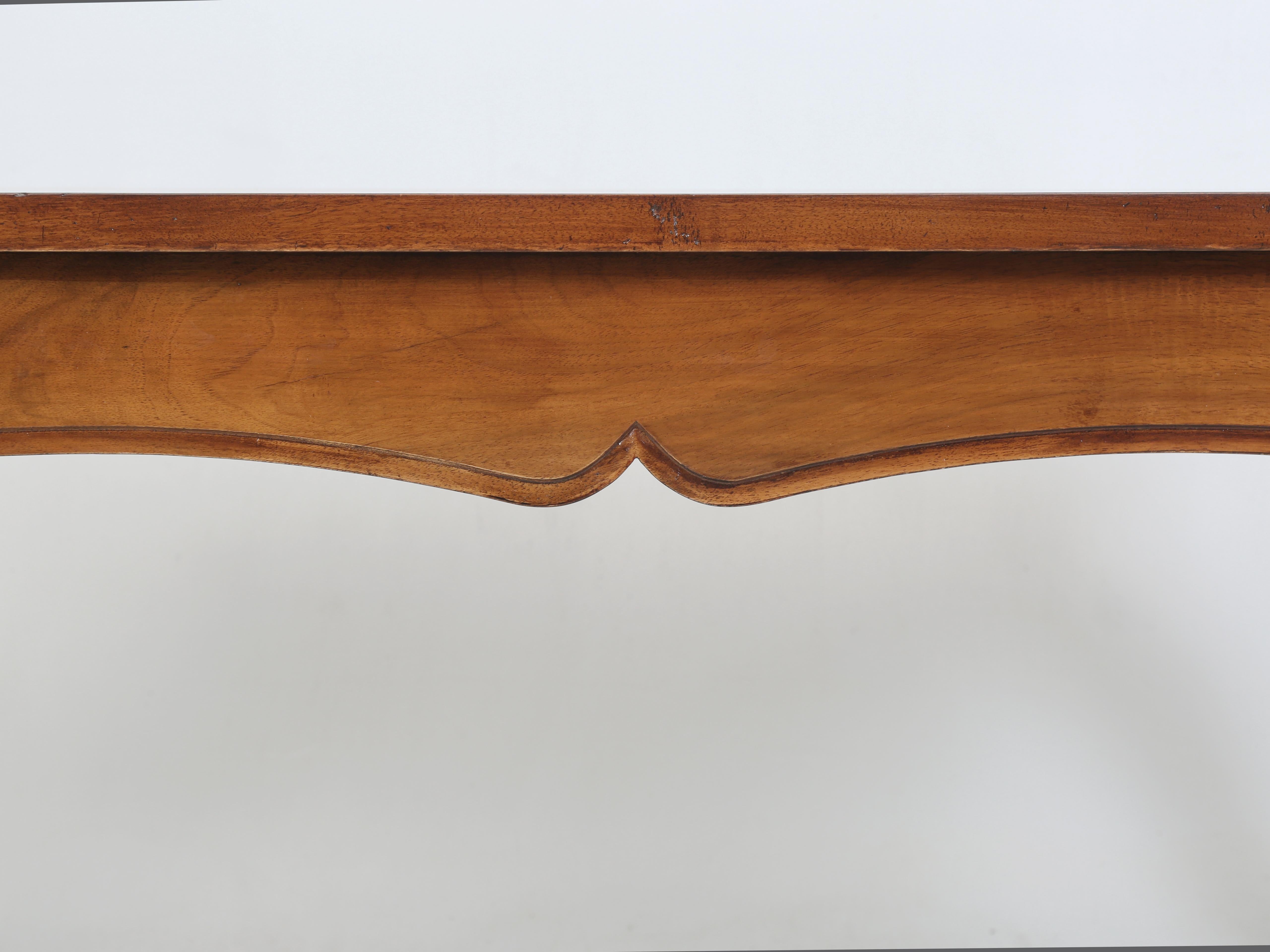 Table de salle à manger à pieds cabriolet en noyer français de style LXV Fabriquée à la main dans notre atelier en vente 5
