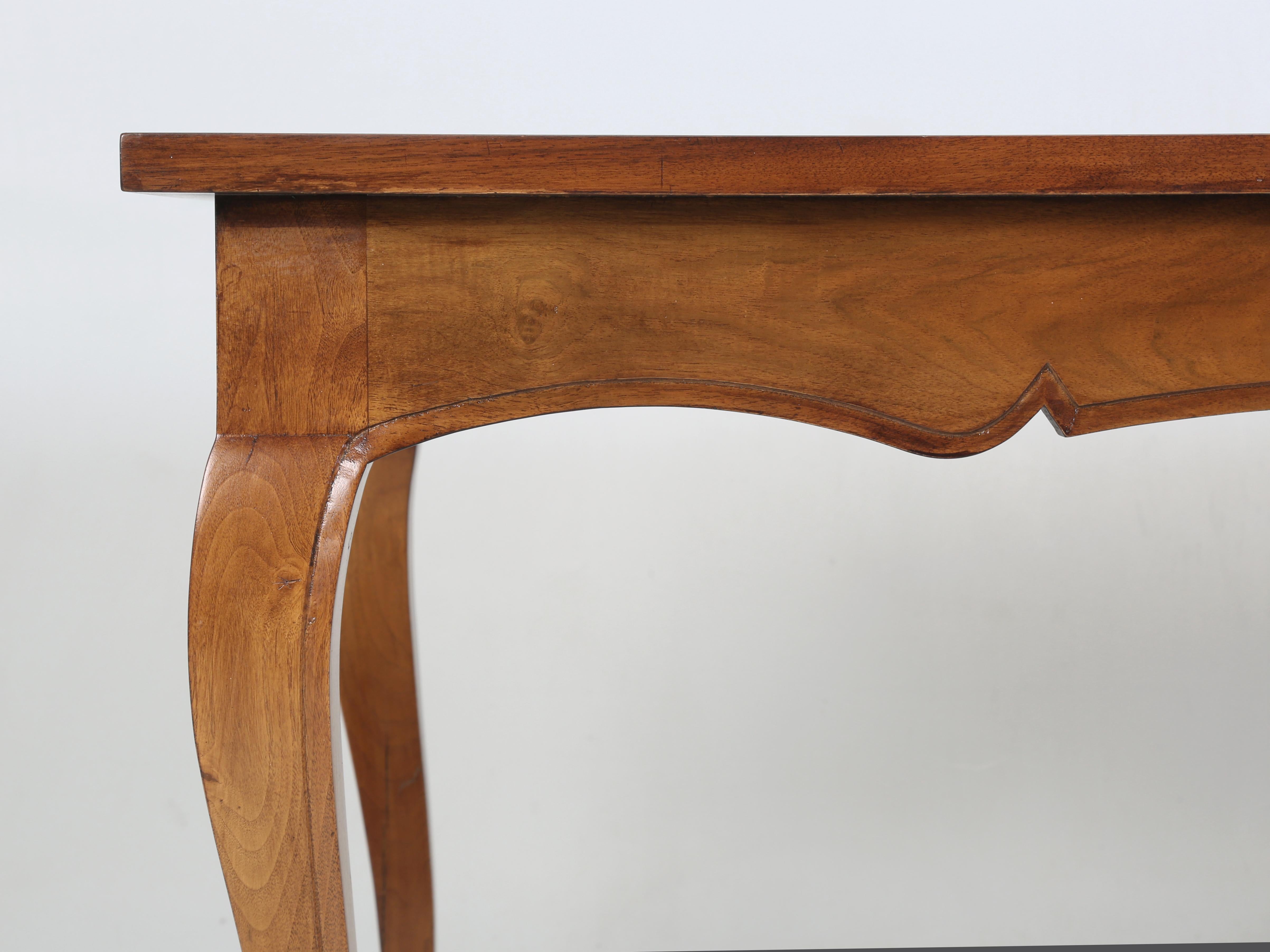 Table de salle à manger à pieds cabriolet en noyer français de style LXV Fabriquée à la main dans notre atelier en vente 6