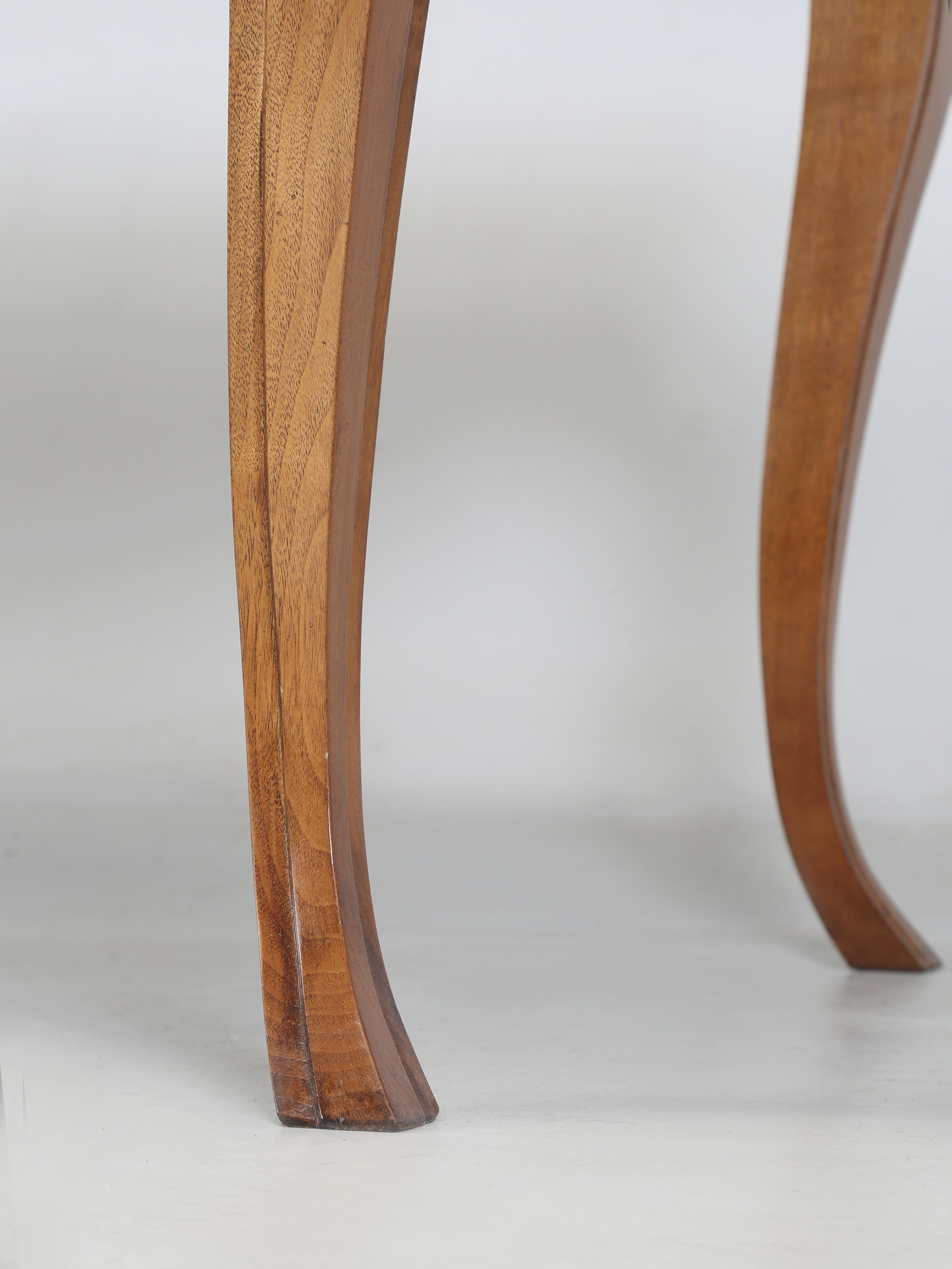 Table de salle à manger à pieds cabriolet en noyer français de style LXV Fabriquée à la main dans notre atelier en vente 7