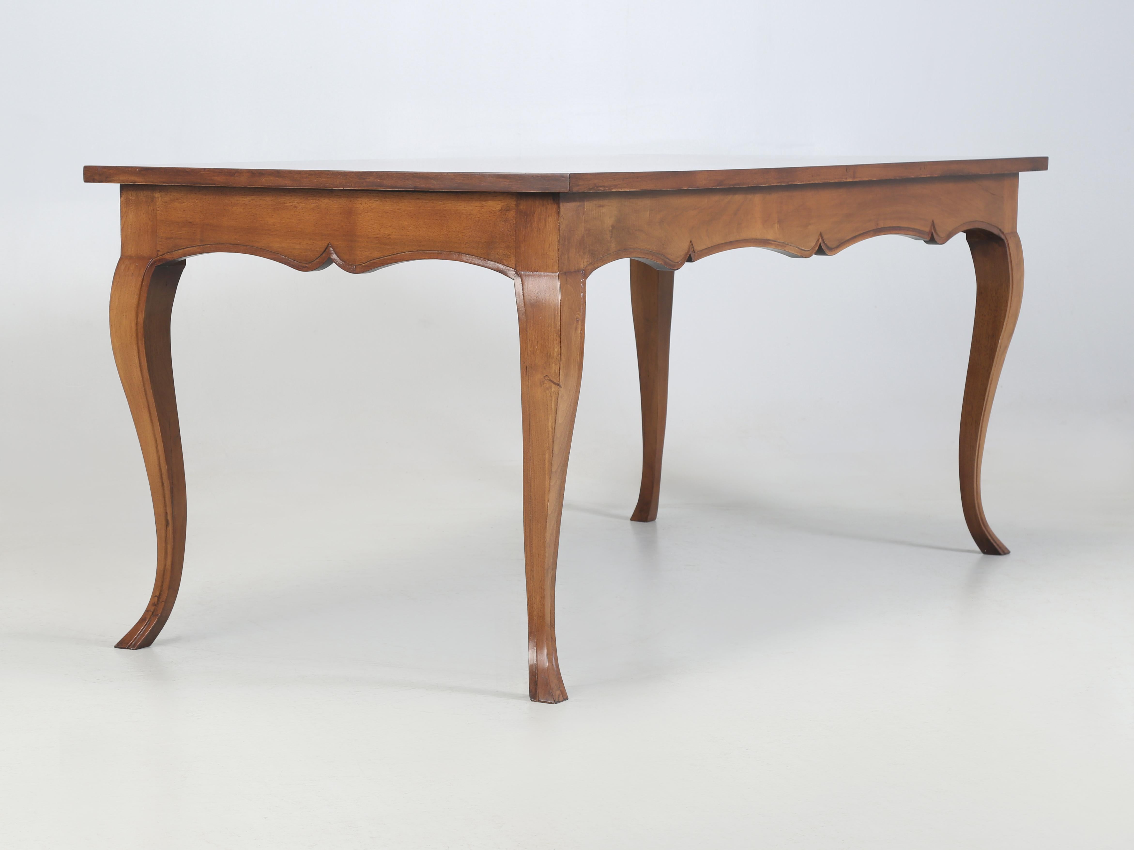 Table de salle à manger à pieds cabriolet en noyer français de style LXV Fabriquée à la main dans notre atelier en vente 8