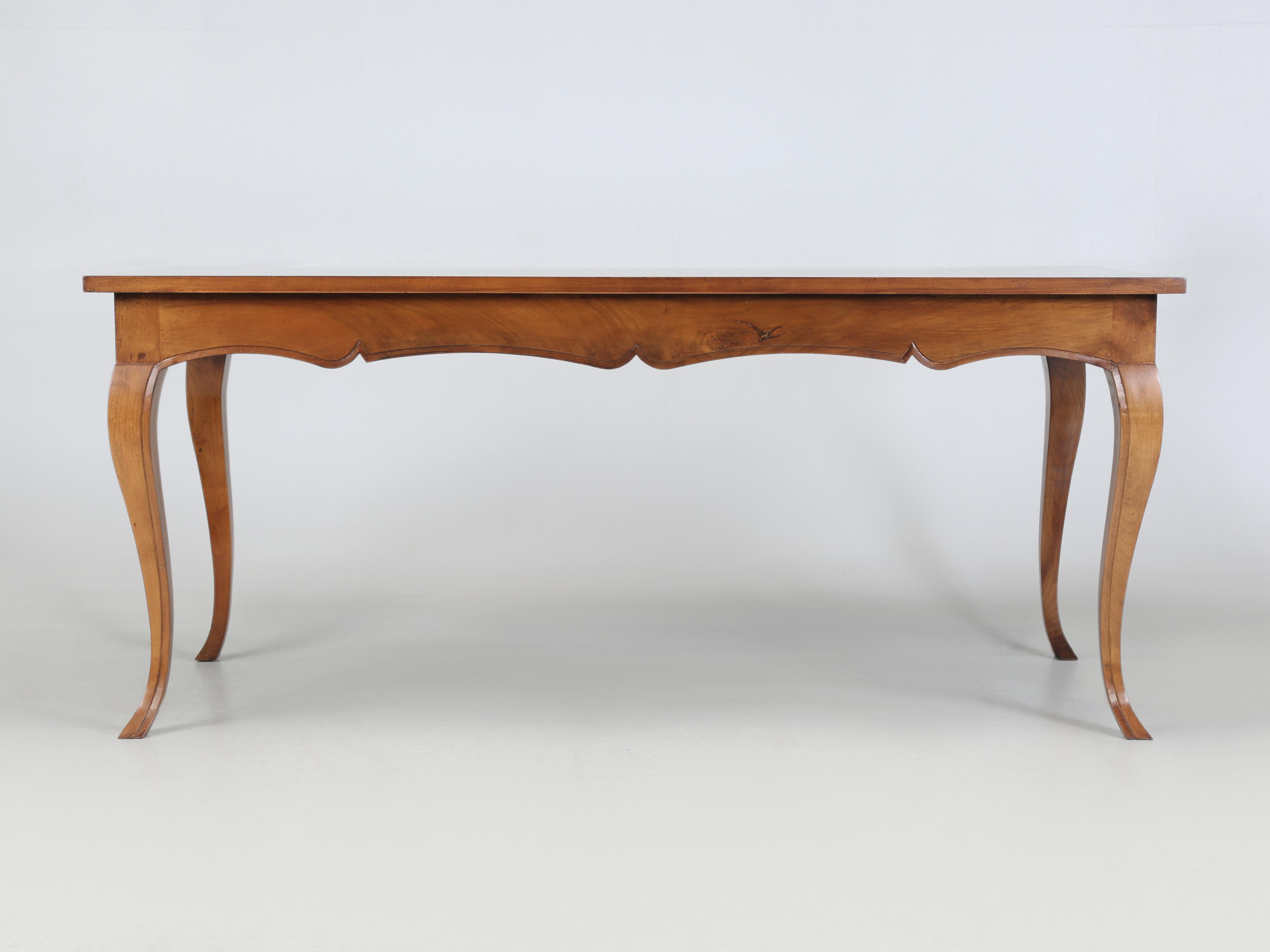 Table de salle à manger à pieds cabriolet en noyer français de style LXV Fabriquée à la main dans notre atelier en vente 9