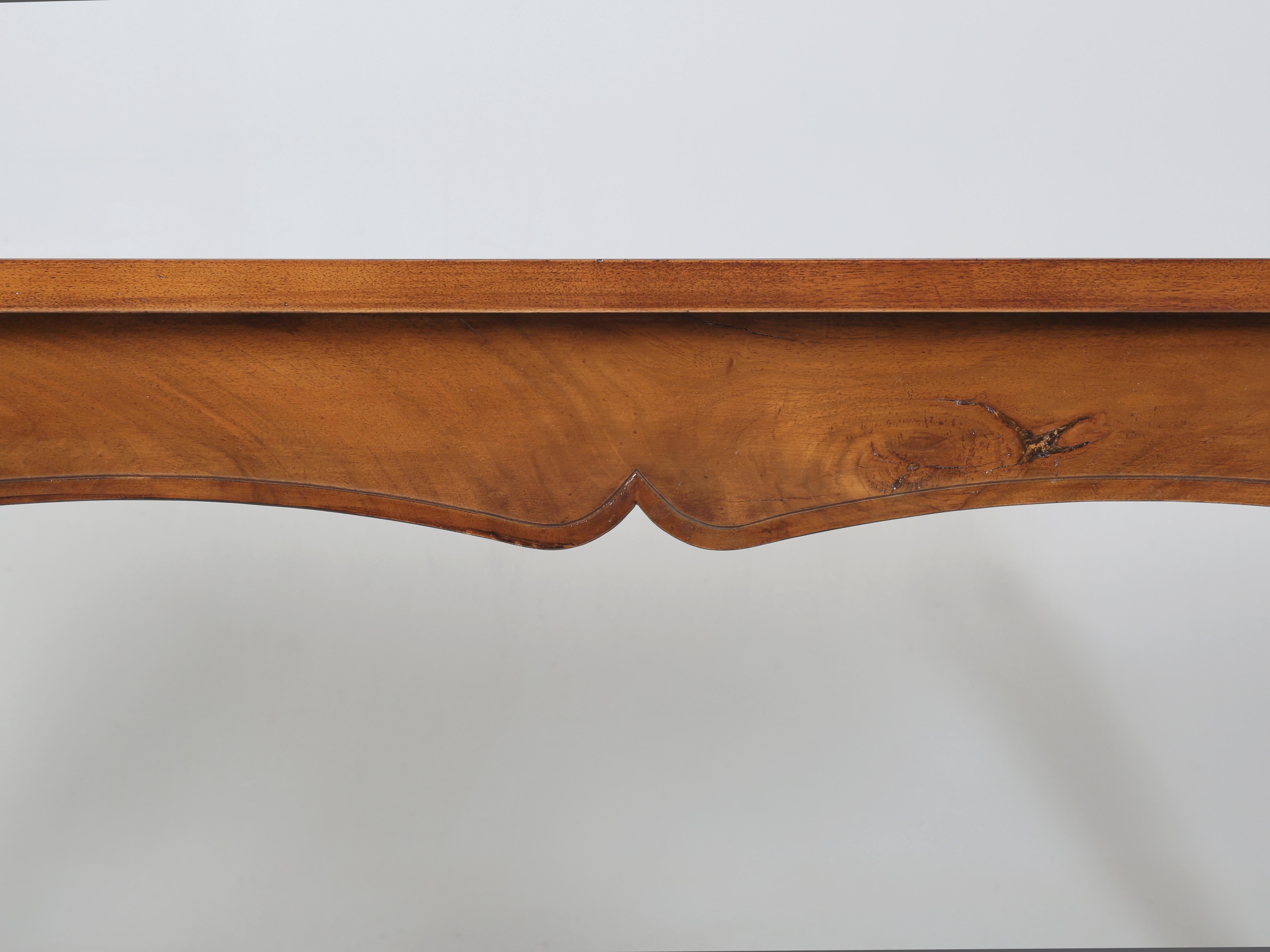 Table de salle à manger à pieds cabriolet en noyer français de style LXV Fabriquée à la main dans notre atelier en vente 10