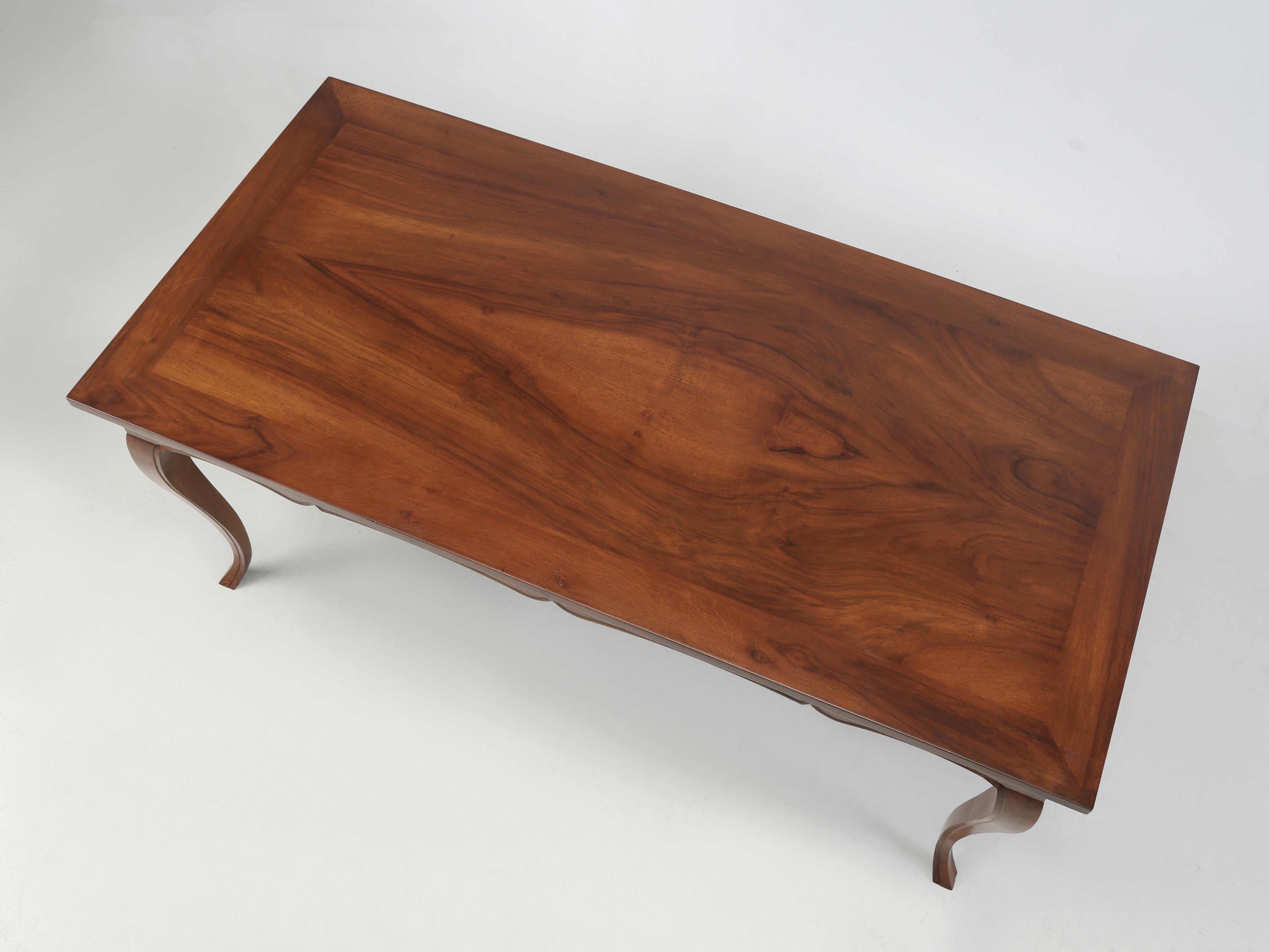 Cette table de salle à manger en noyer français de style Louis XV, faite à la main, est dotée d'un piètement Cabrio. Fabriqués dans notre atelier Old Plank par des artisans qualifiés du 