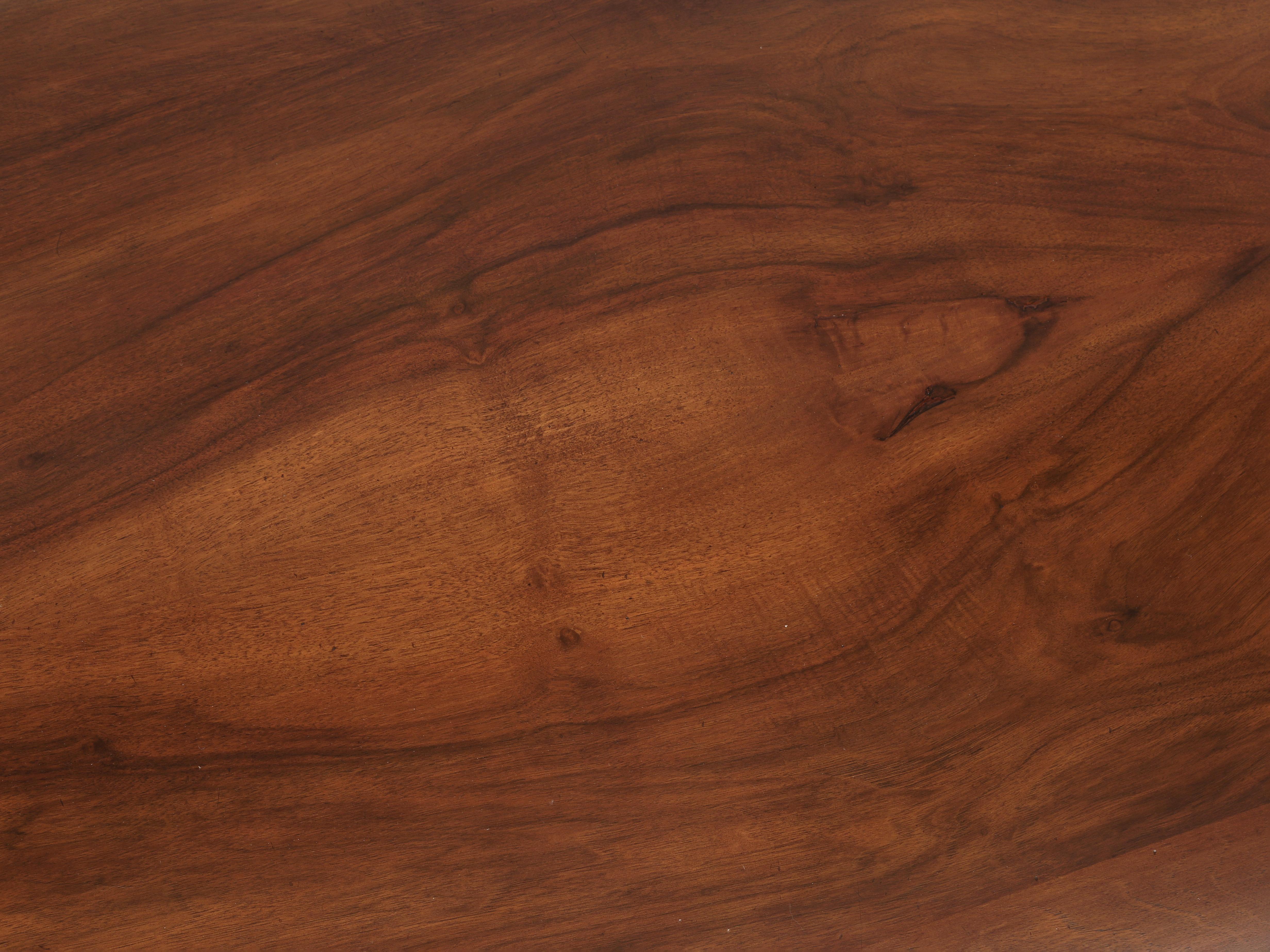 XXIe siècle et contemporain Table de salle à manger à pieds cabriolet en noyer français de style LXV Fabriquée à la main dans notre atelier en vente
