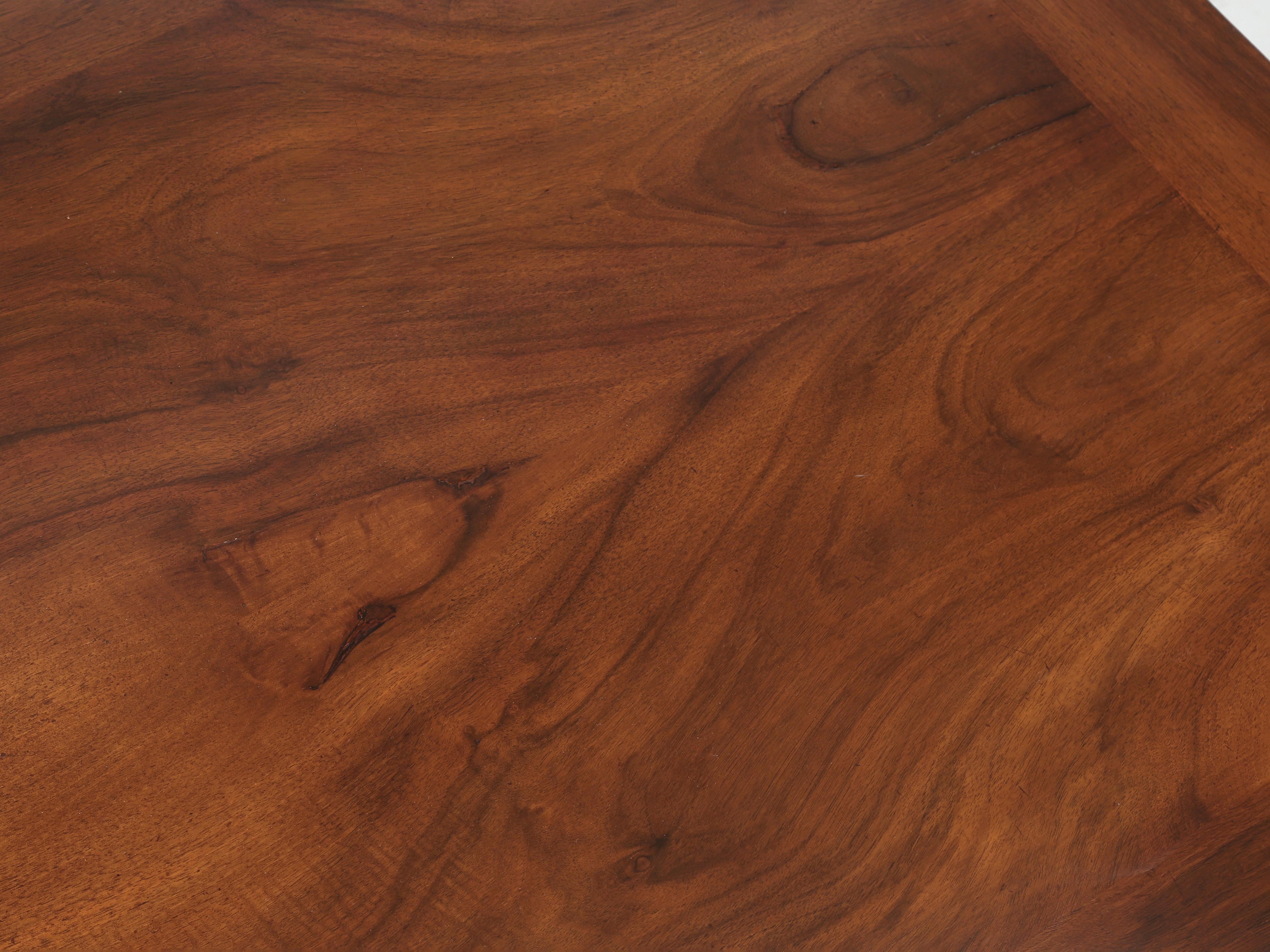 Noyer Table de salle à manger à pieds cabriolet en noyer français de style LXV Fabriquée à la main dans notre atelier en vente