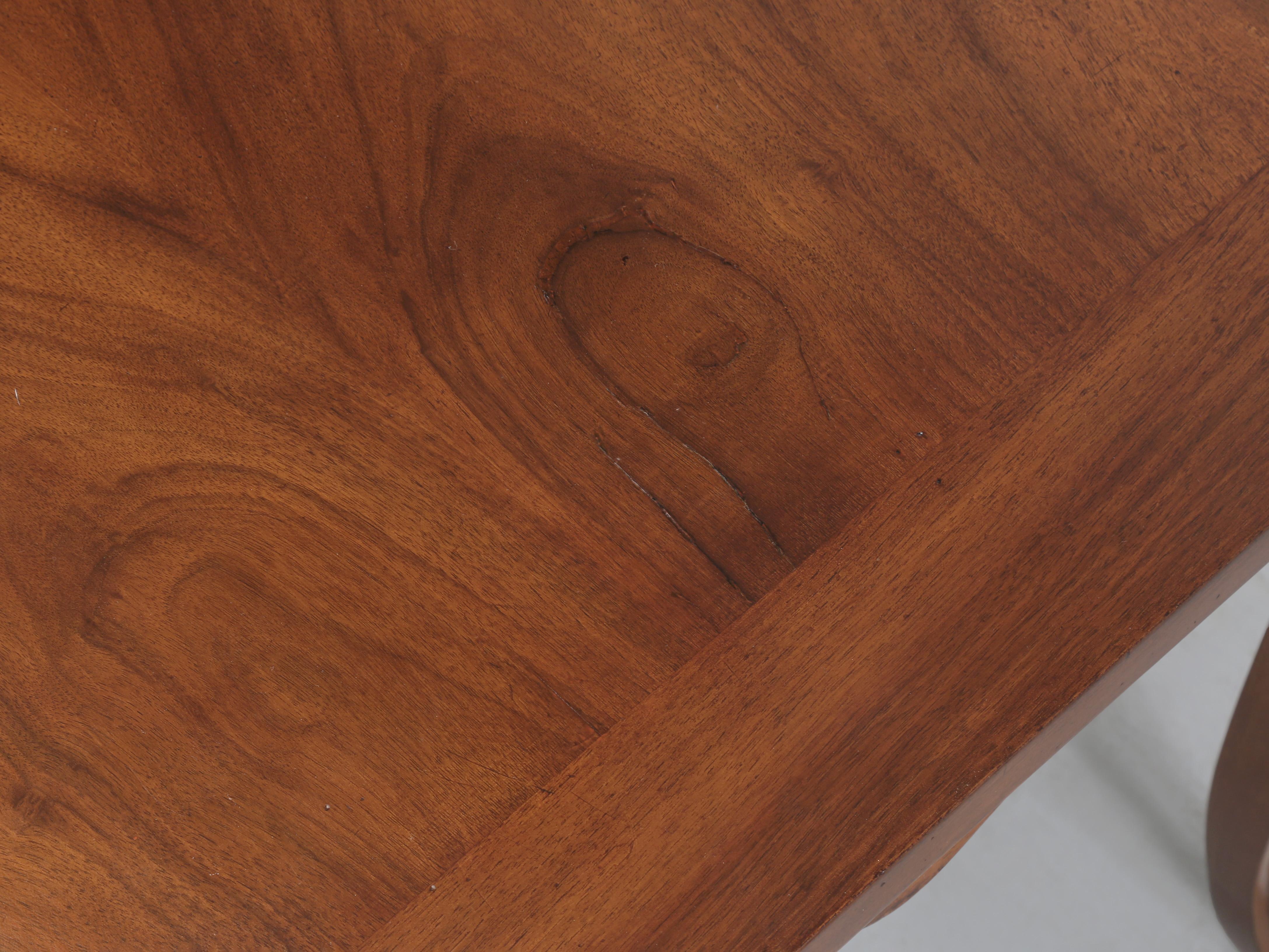Table de salle à manger à pieds cabriolet en noyer français de style LXV Fabriquée à la main dans notre atelier en vente 1
