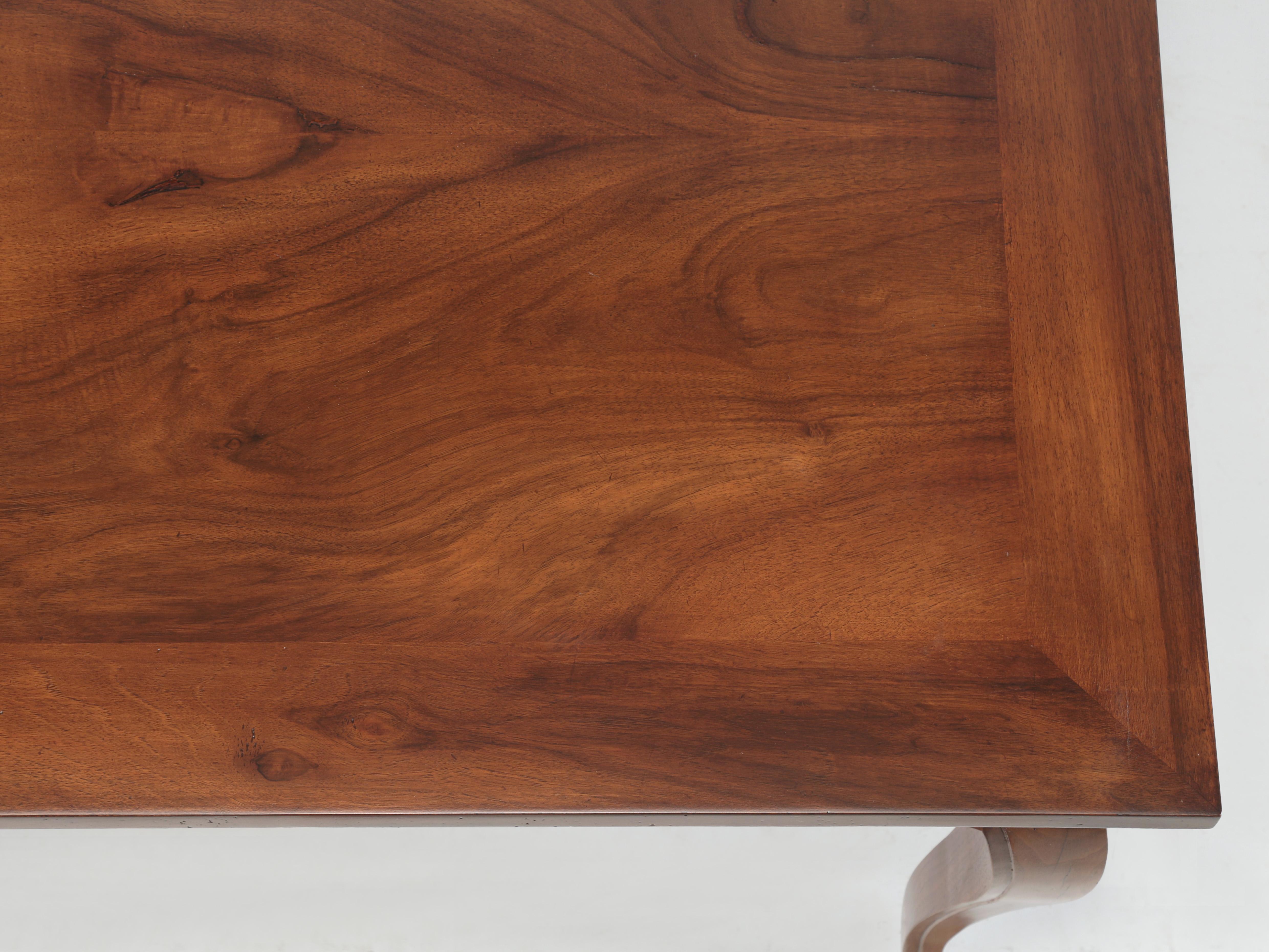 Table de salle à manger à pieds cabriolet en noyer français de style LXV Fabriquée à la main dans notre atelier en vente 2