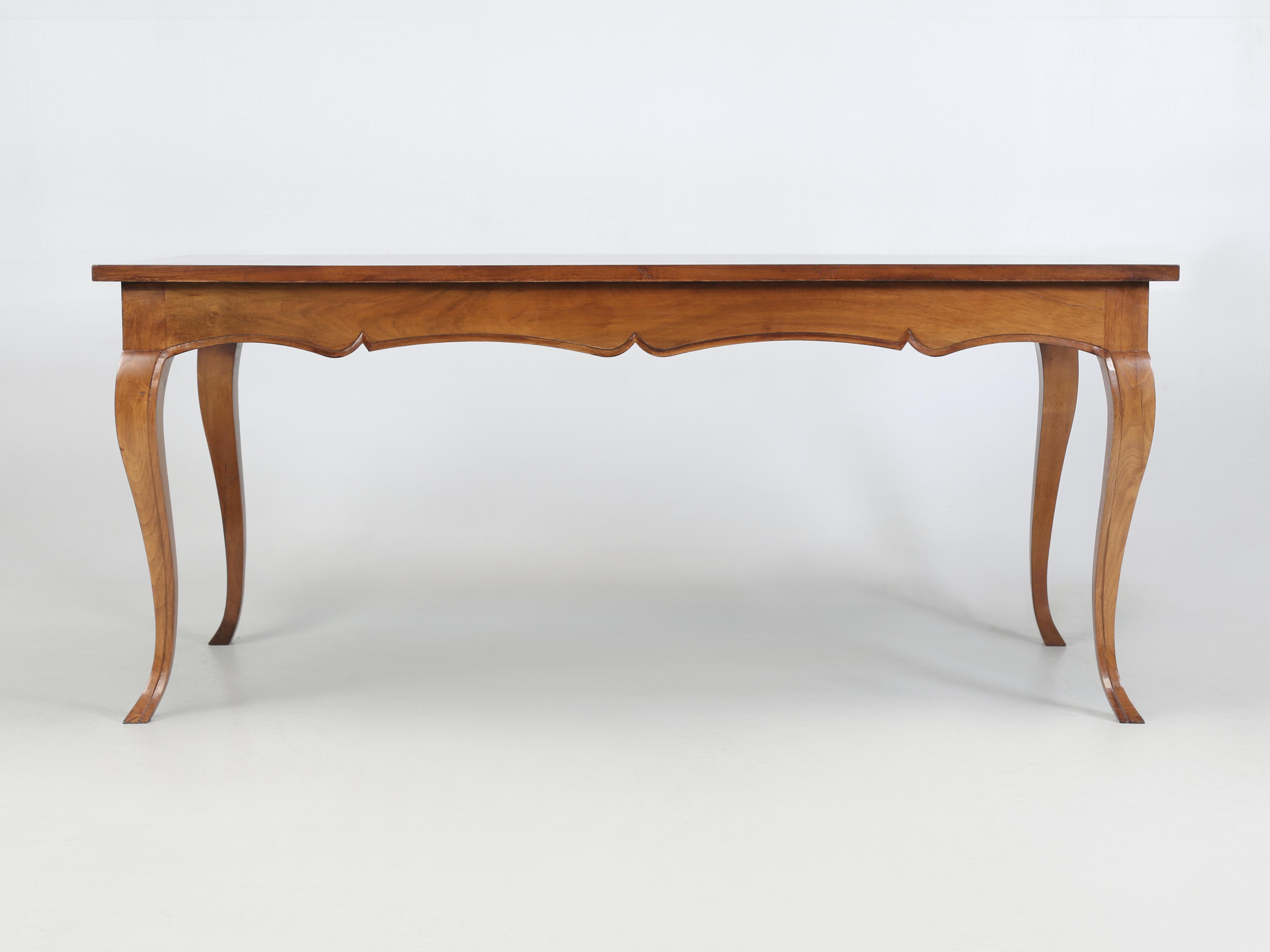 Table de salle à manger à pieds cabriolet en noyer français de style LXV Fabriquée à la main dans notre atelier en vente 3