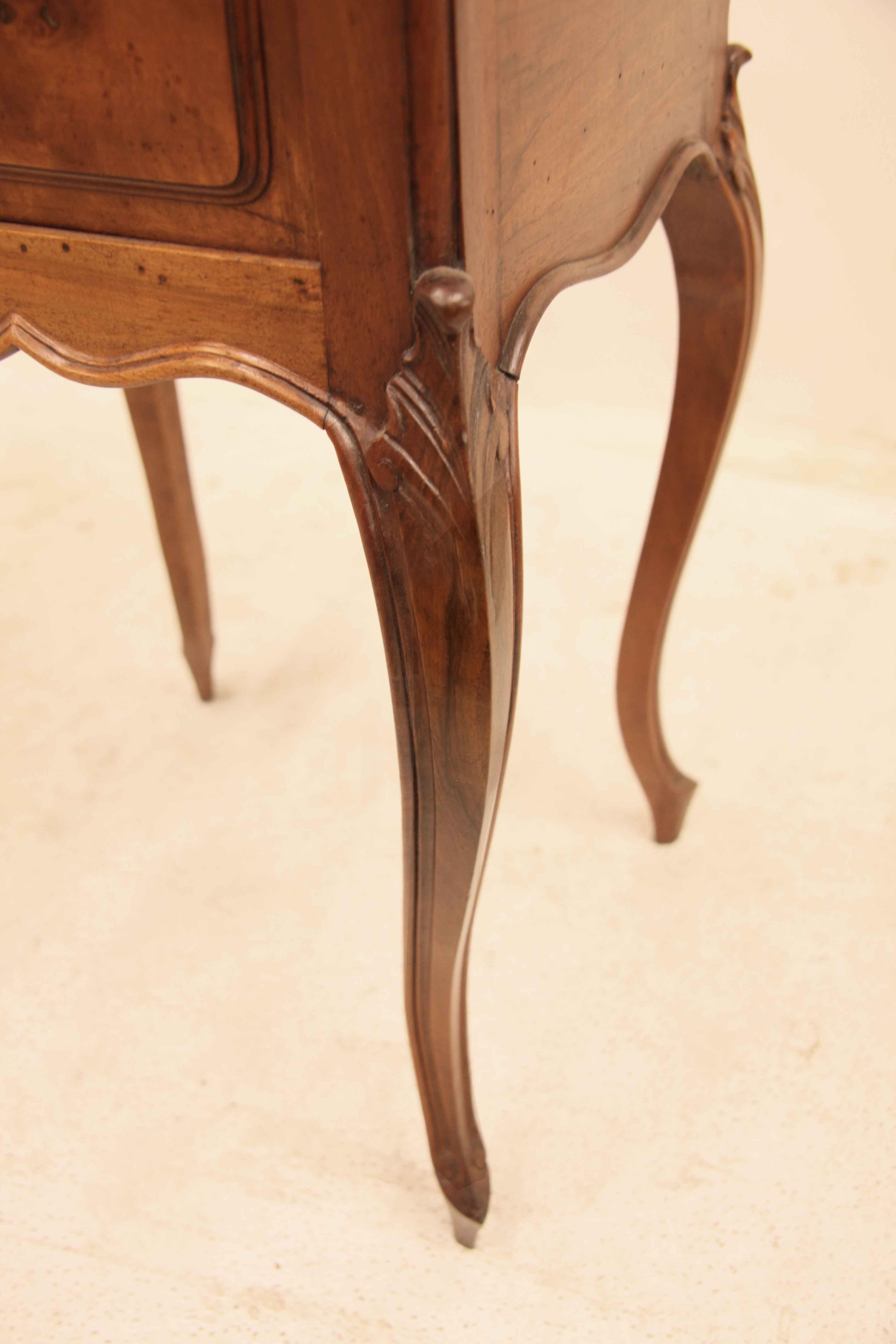 Tisch mit Marmorplatte aus französischem Nussbaum (Spätes 19. Jahrhundert) im Angebot