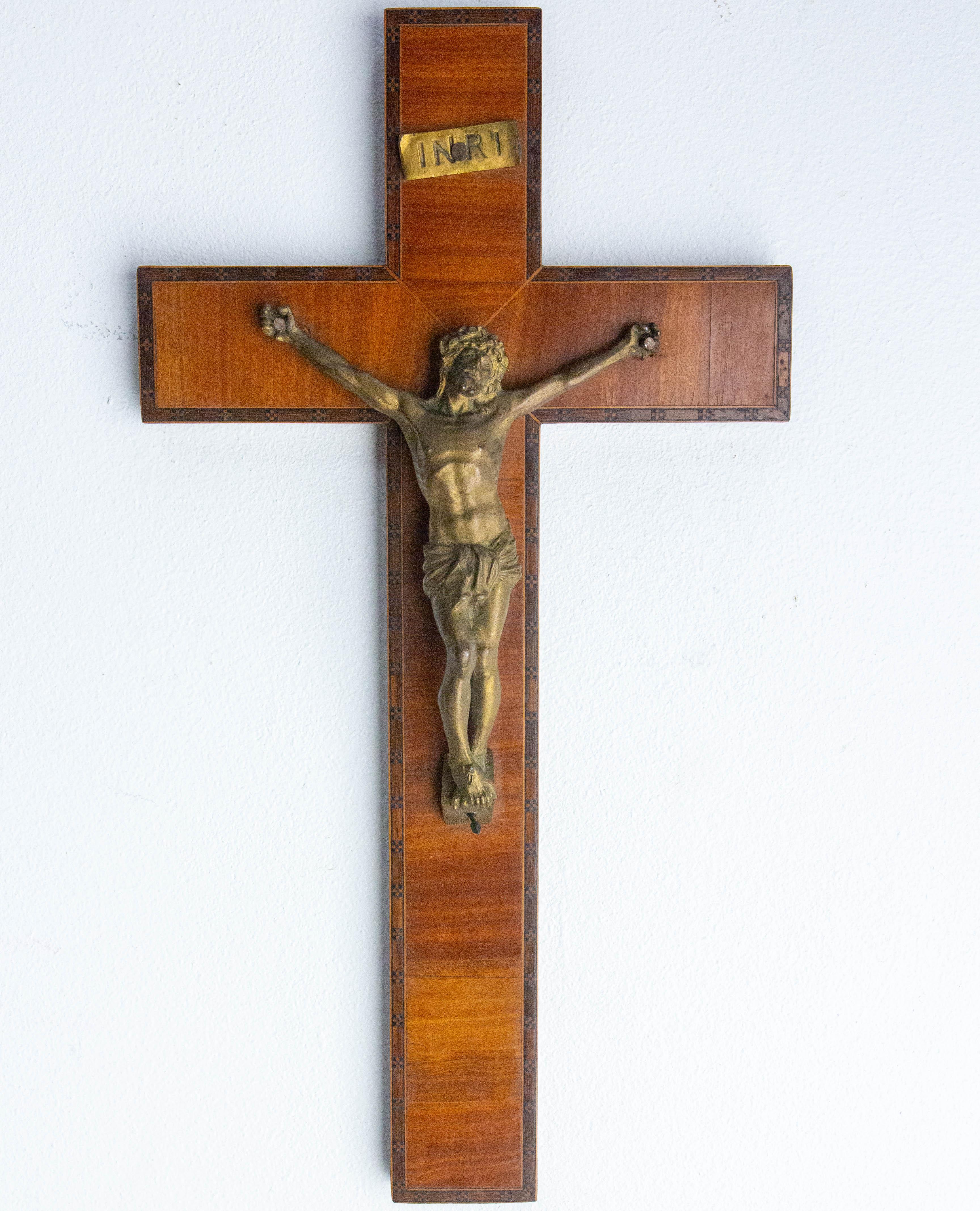 Crocifisso da parete francese del 1880
Noce e  in ottone con bordo intarsiato.
Buone condizioni d'epoca.

Spedizione:
5 / 19 / 36 cm 0.45 kg.
