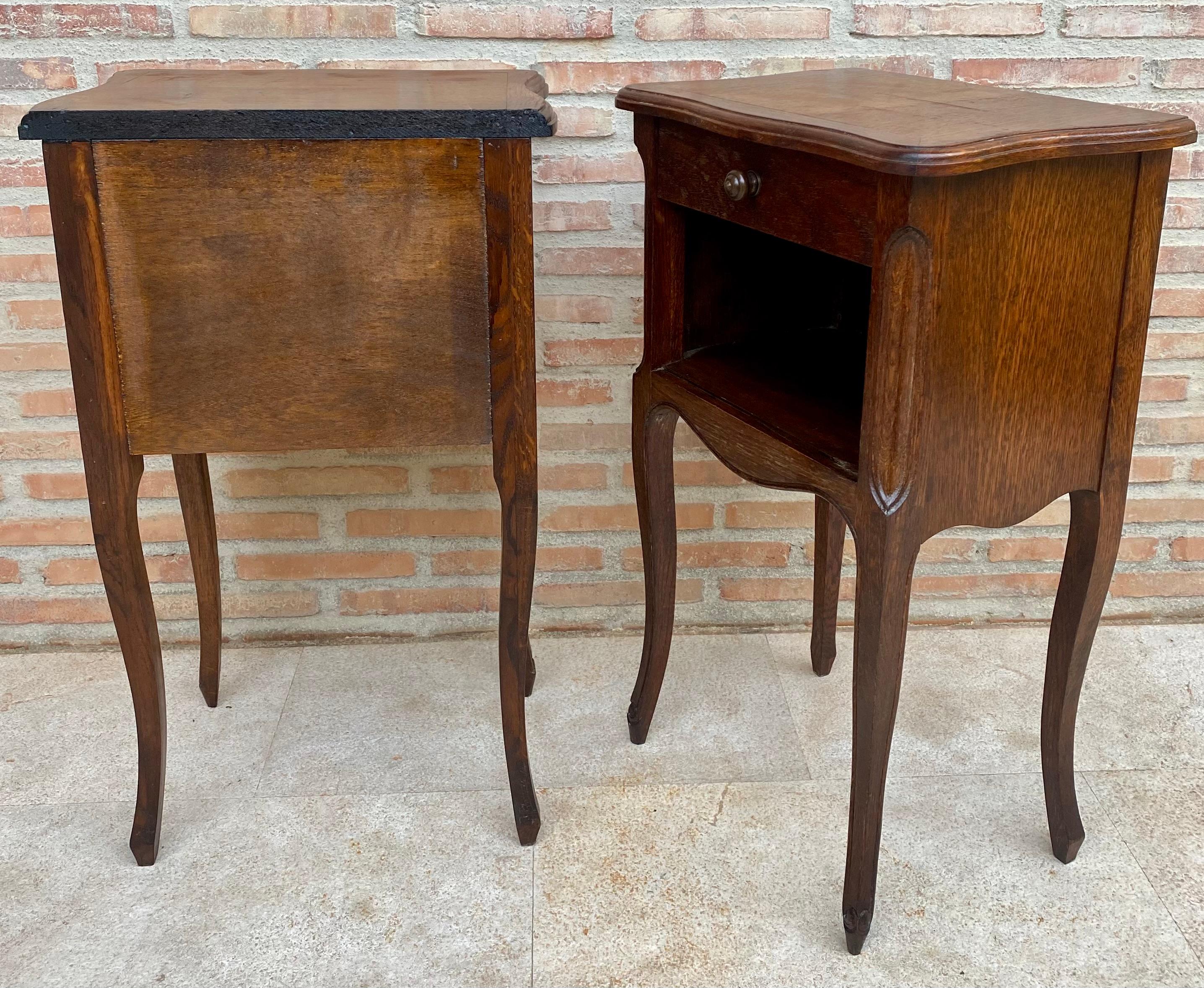 French Walnut Nightstands with One Drawer, 1940s, Set of 2 In Good Condition For Sale In Miami, FL