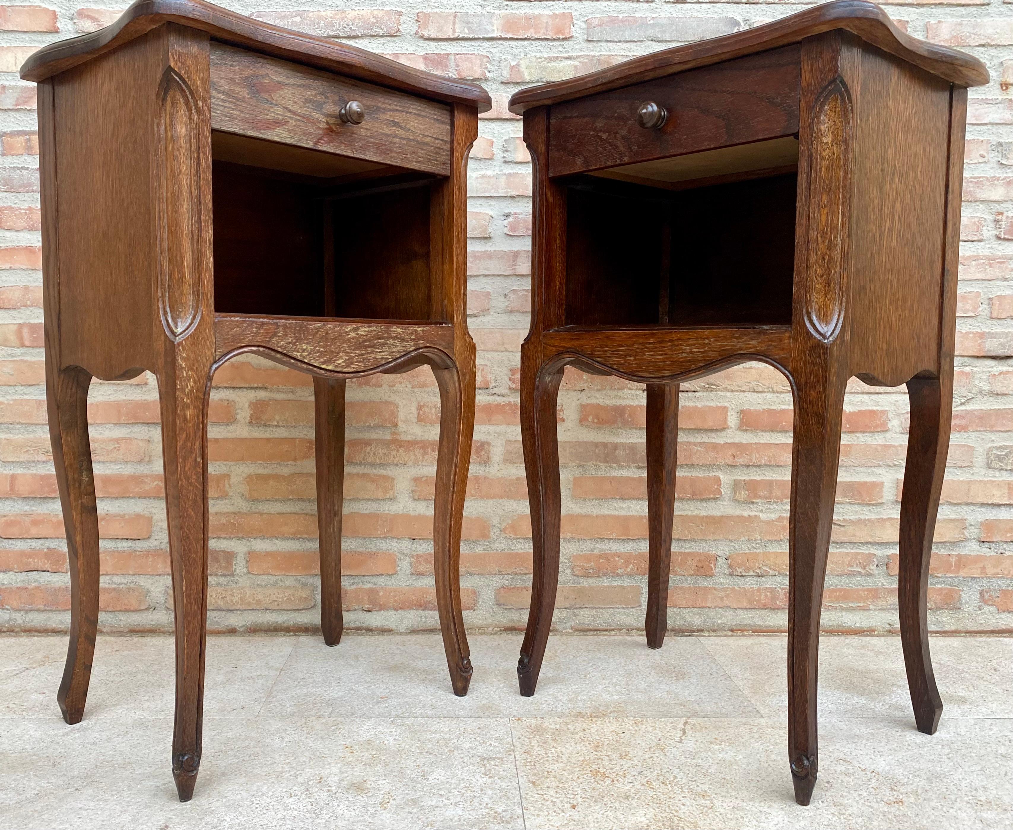 20th Century French Walnut Nightstands with One Drawer, 1940s, Set of 2 For Sale