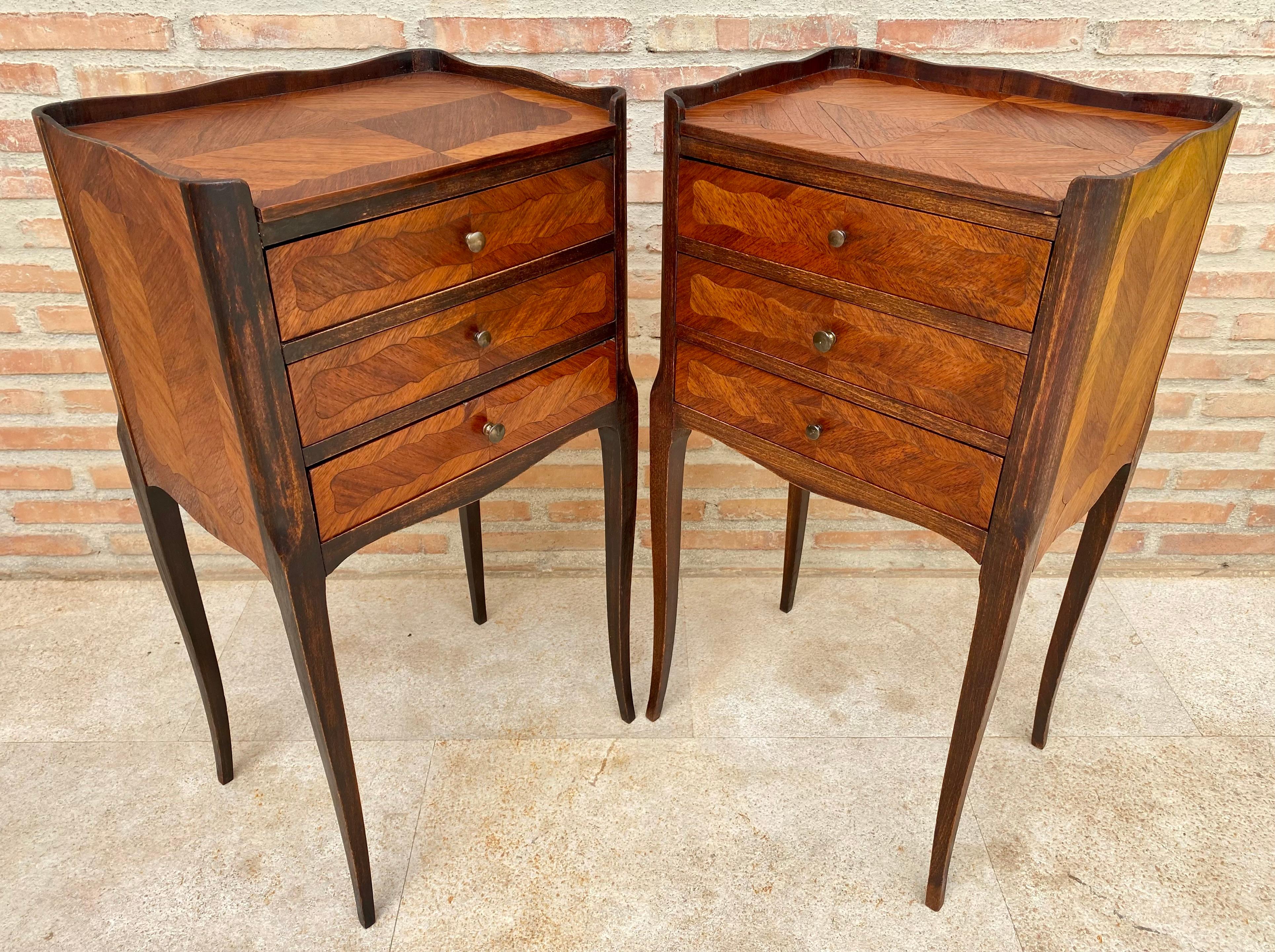 Elegant pair of coffee tables or bedside tables in antique Louis XV style from the 1940s, rare and fine in walnut. This pair of bedside tables has particularly slim legs. In the front they have a comfortable drawer and an open shelf. Pair of really