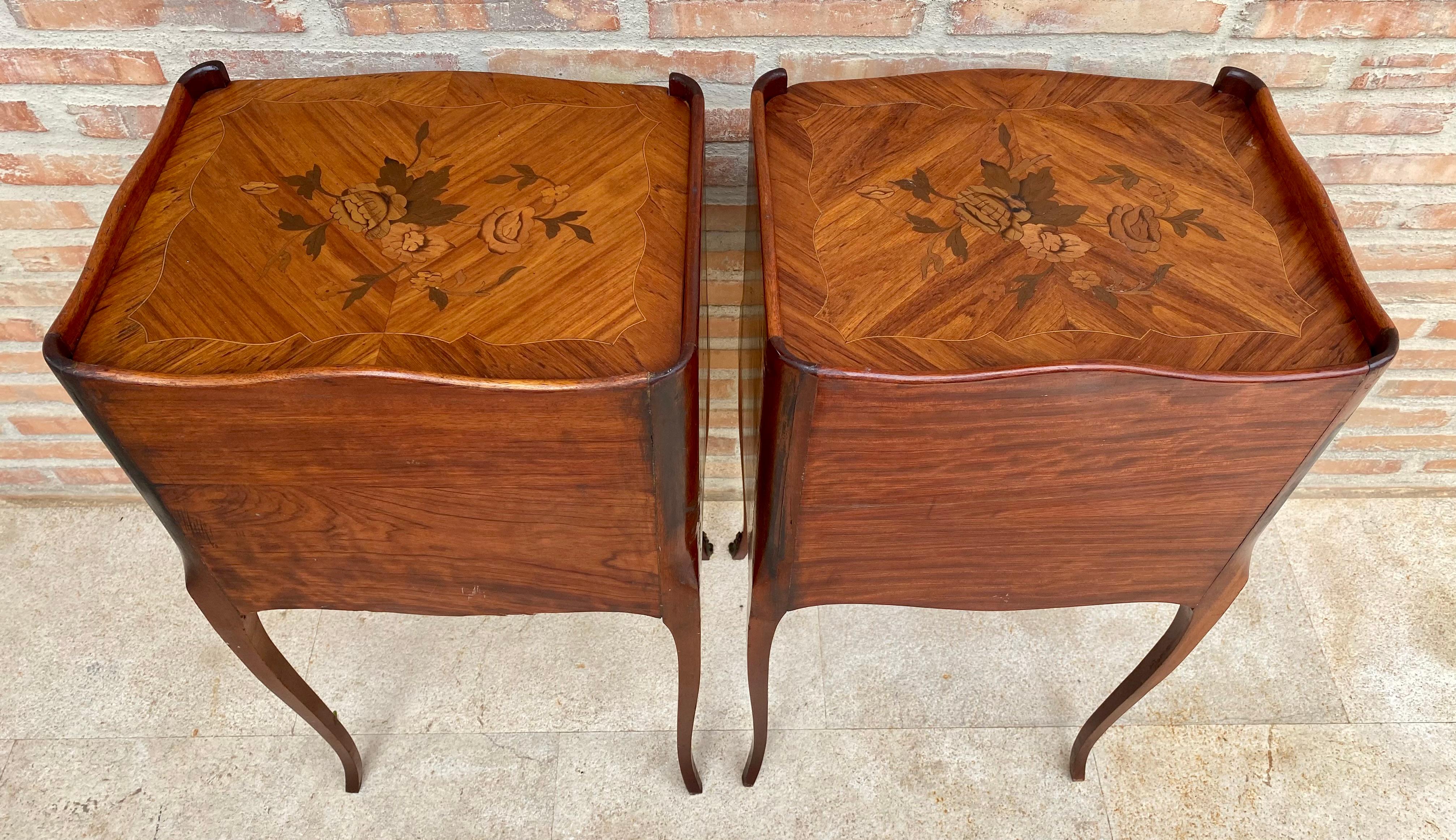 French Walnut Nightstands with Three Drawers, 1940s, Set of 2 In Good Condition In Miami, FL