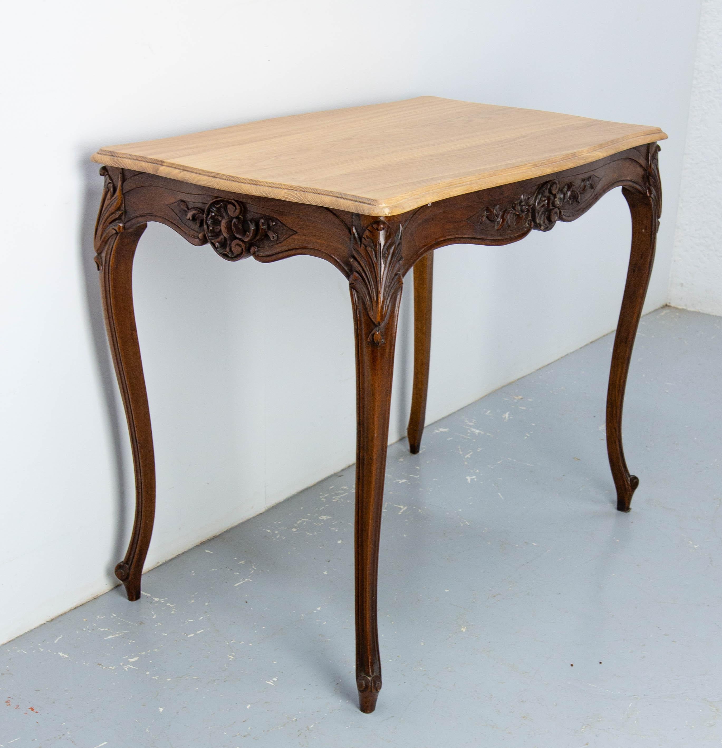 French Walnut & Oak Side Table in the Louis XV Style with Hiden Drawer, c. 1900 In Good Condition For Sale In Labrit, Landes