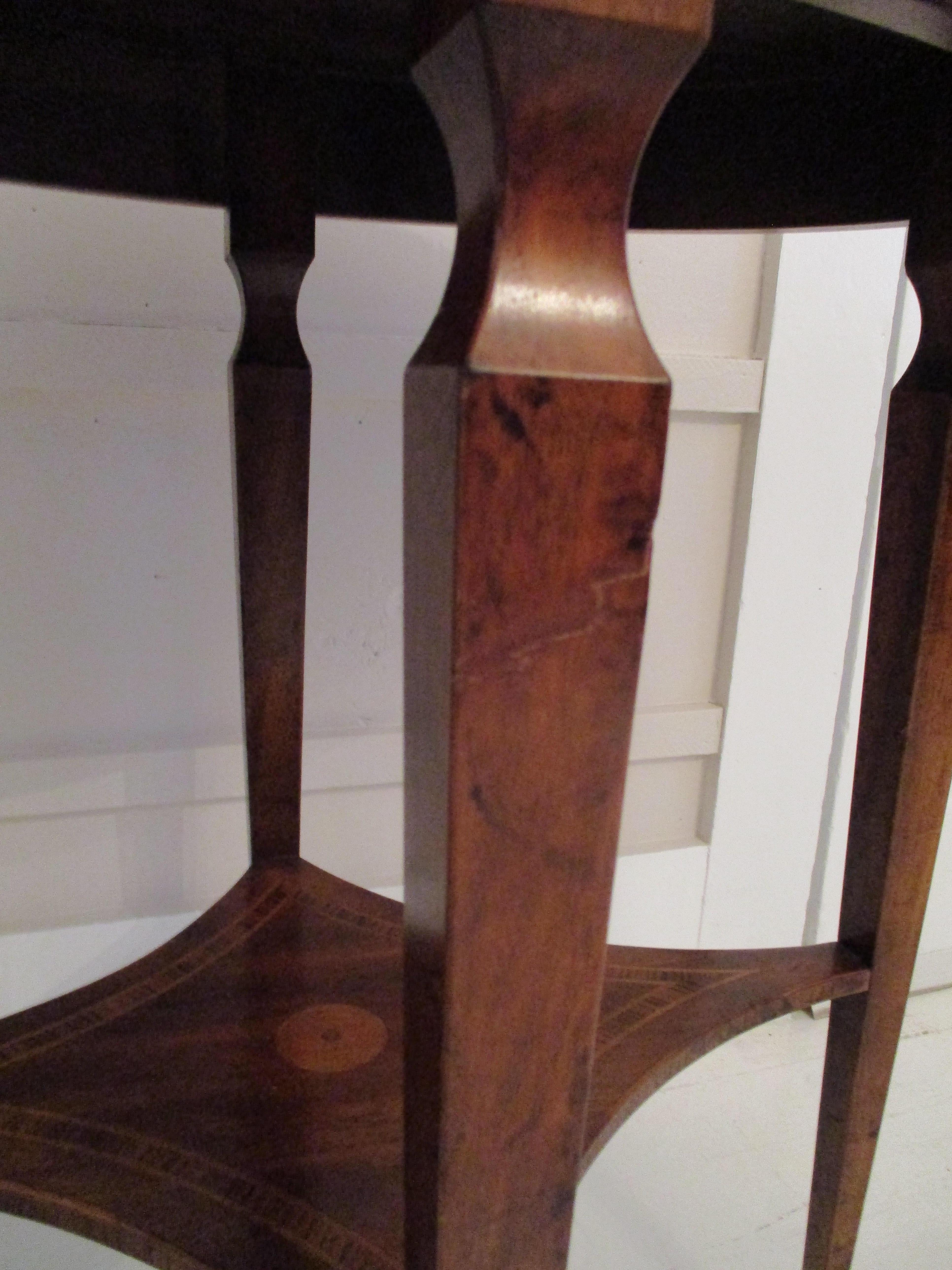 French Walnut Oval Louis XVI Inlay Side Table In Good Condition For Sale In Oregon, OR