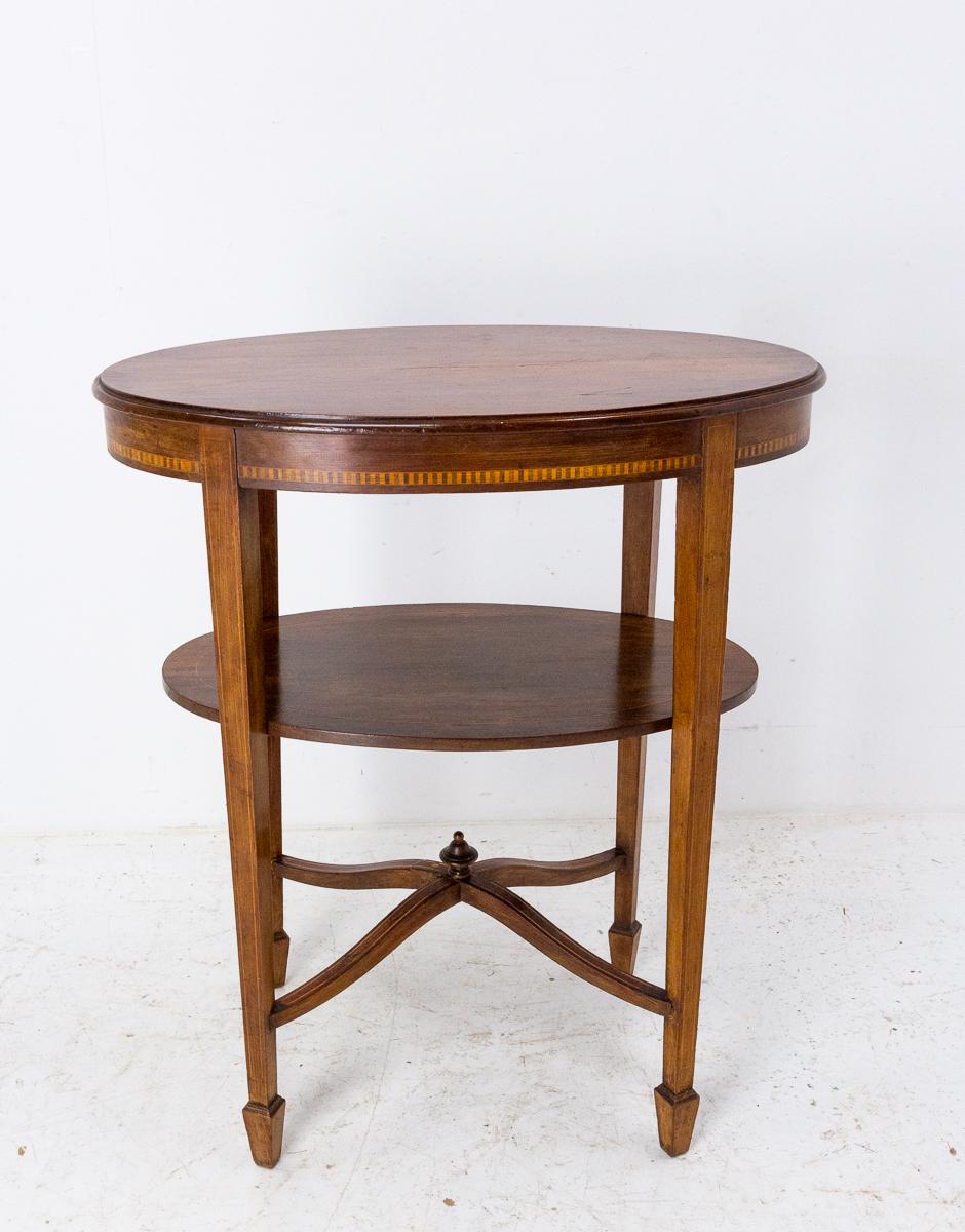 End table or side oval table with intermediate tray
Marquetry on the table belt
Walnut
French, circa 1940
Good condition

Shipping:
D61 H60,5 9Kg.
 