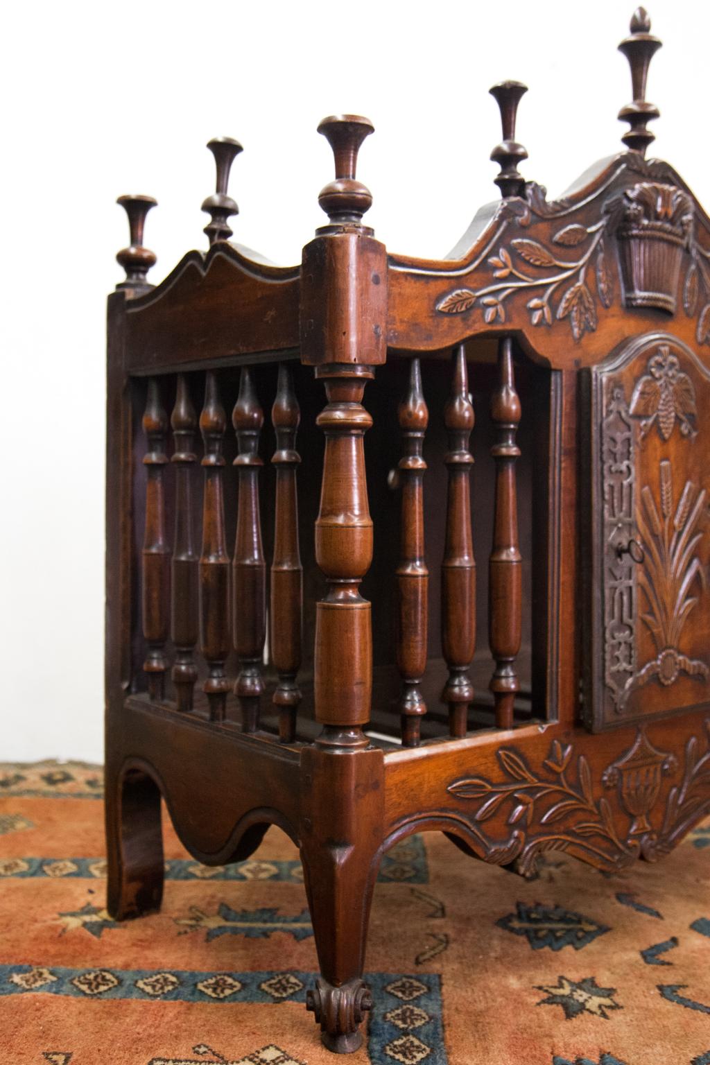 French Walnut Panetiere In Good Condition For Sale In Wilson, NC