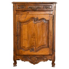 Confiturier provençal en noyer avec vase sculpté et feuillage, 20e siècle