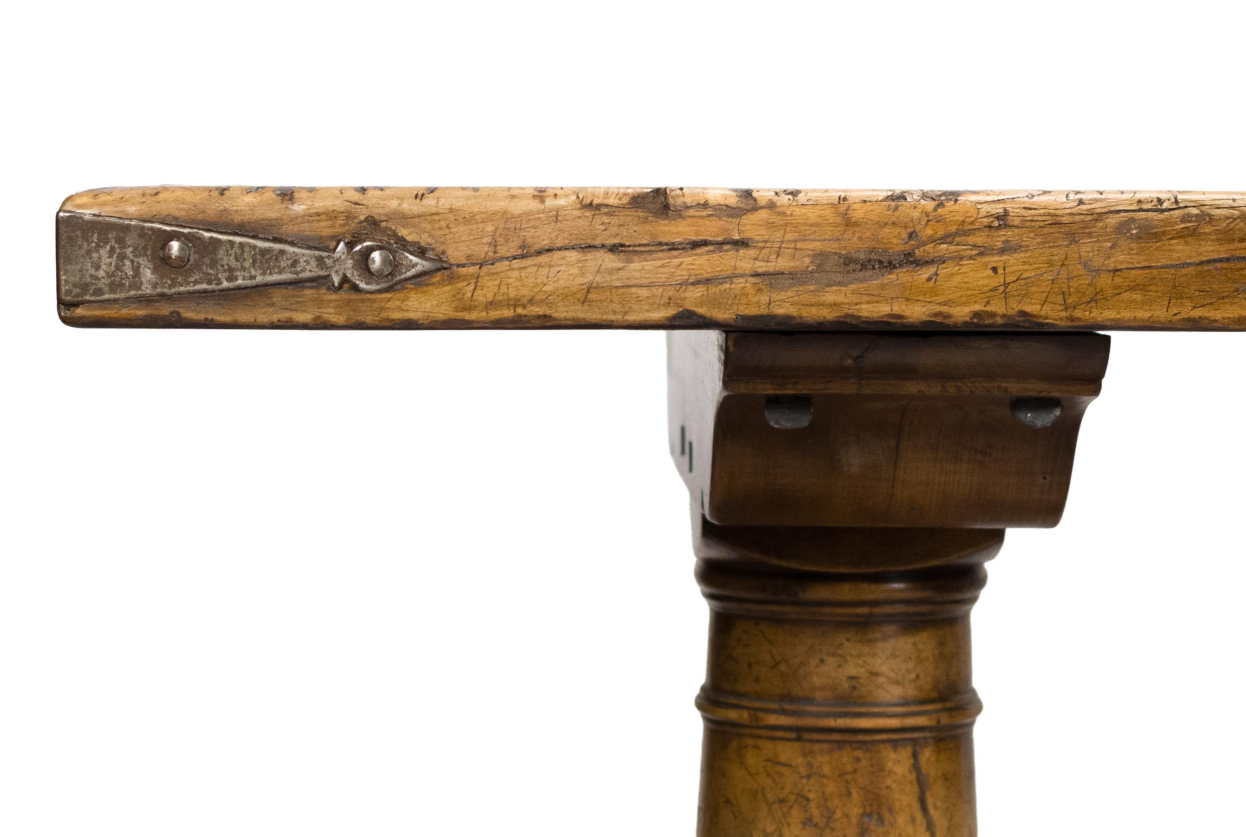 Provincial français French Walnut Refectory Table en vente