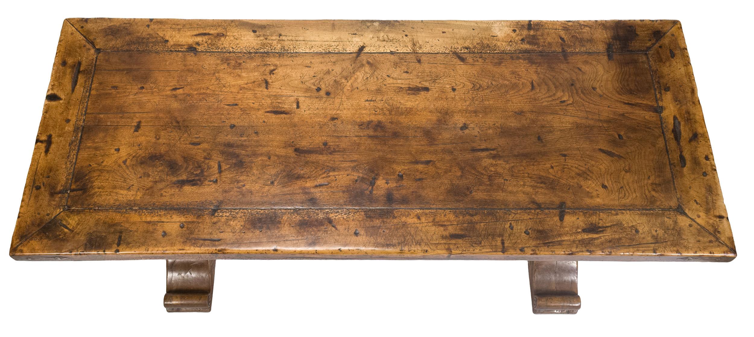 French Walnut Refectory Table Bon état - En vente à Solebury, PA