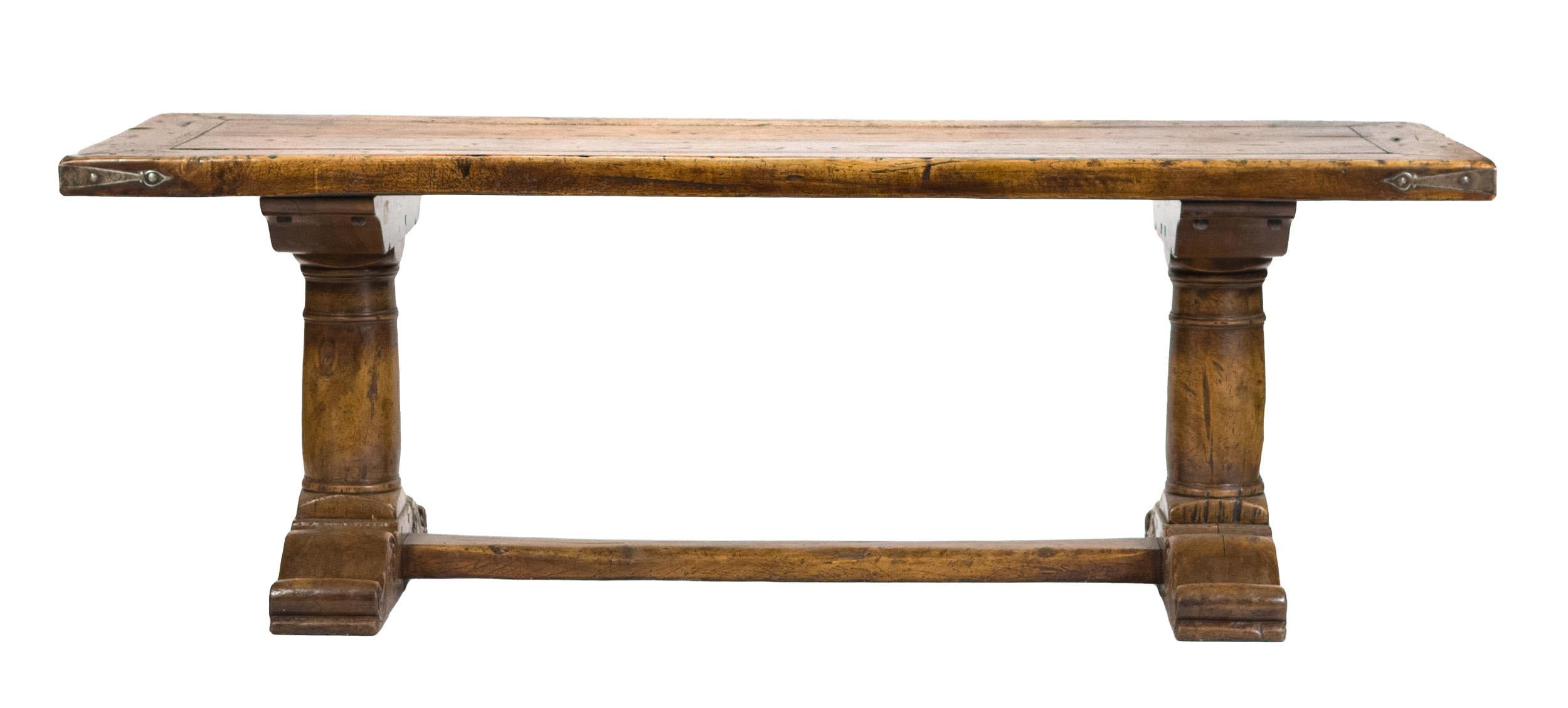 XVIIIe siècle French Walnut Refectory Table en vente