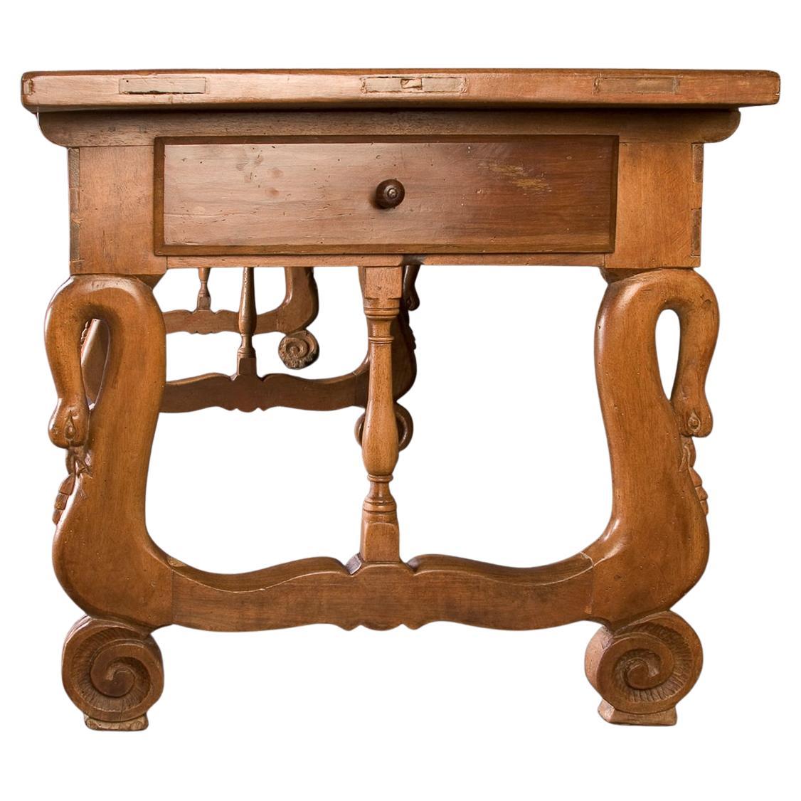 Cette table de style Restauration du 19e siècle, d'une taille impressionnante, est française et faite d'un magnifique noyer. Le plateau est constitué de deux longues planches de noyer et d'un magnifique socle en forme de cygne incurvé qui soutient