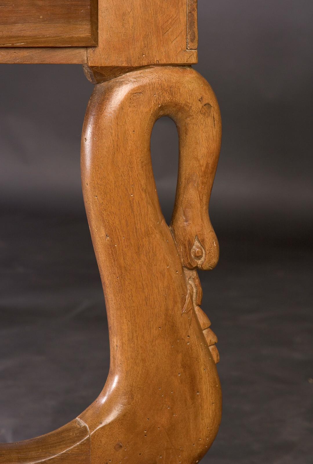 Français Table en noyer de style Restauration avec pieds en Swan, Circa 1820 en vente