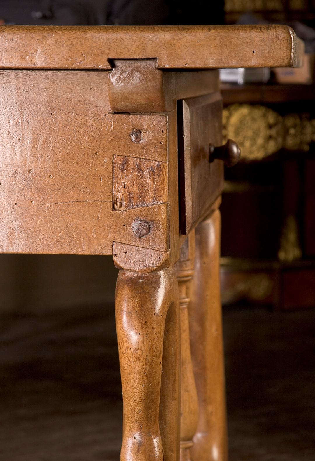 Table en noyer de style Restauration avec pieds en Swan, Circa 1820 État moyen - En vente à New Orleans, LA