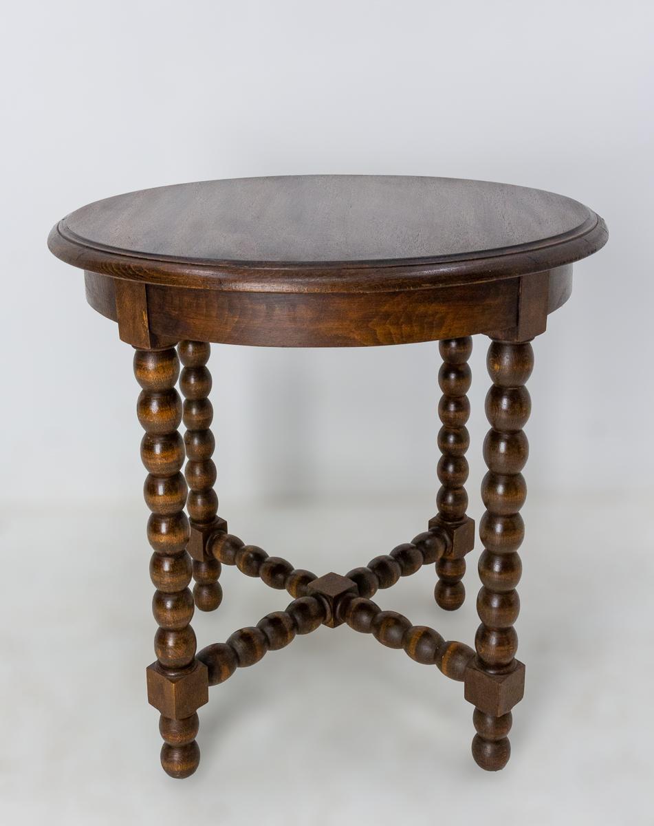 End table or side table with turned legs
Walnut
French, circa 1940
Good condition

Shipping:
D61 H60,5 9Kg.
 