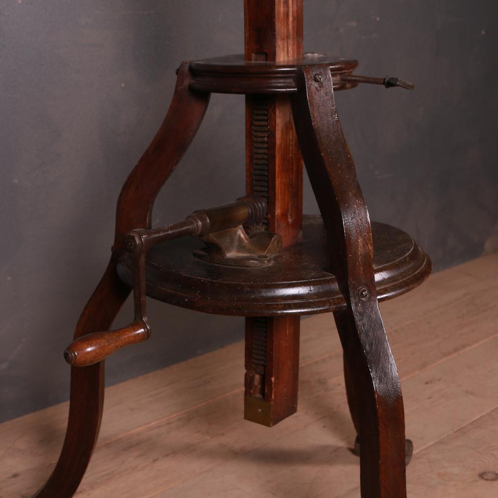 Pie de escultor de nogal francés muy poco habitual. Etiqueta del fabricante de París. 1890.

Altura máxima - 51
Altura mínima - 39

Dimensiones
99 cm de altura
28 pulgadas (71 cms) de diámetro.