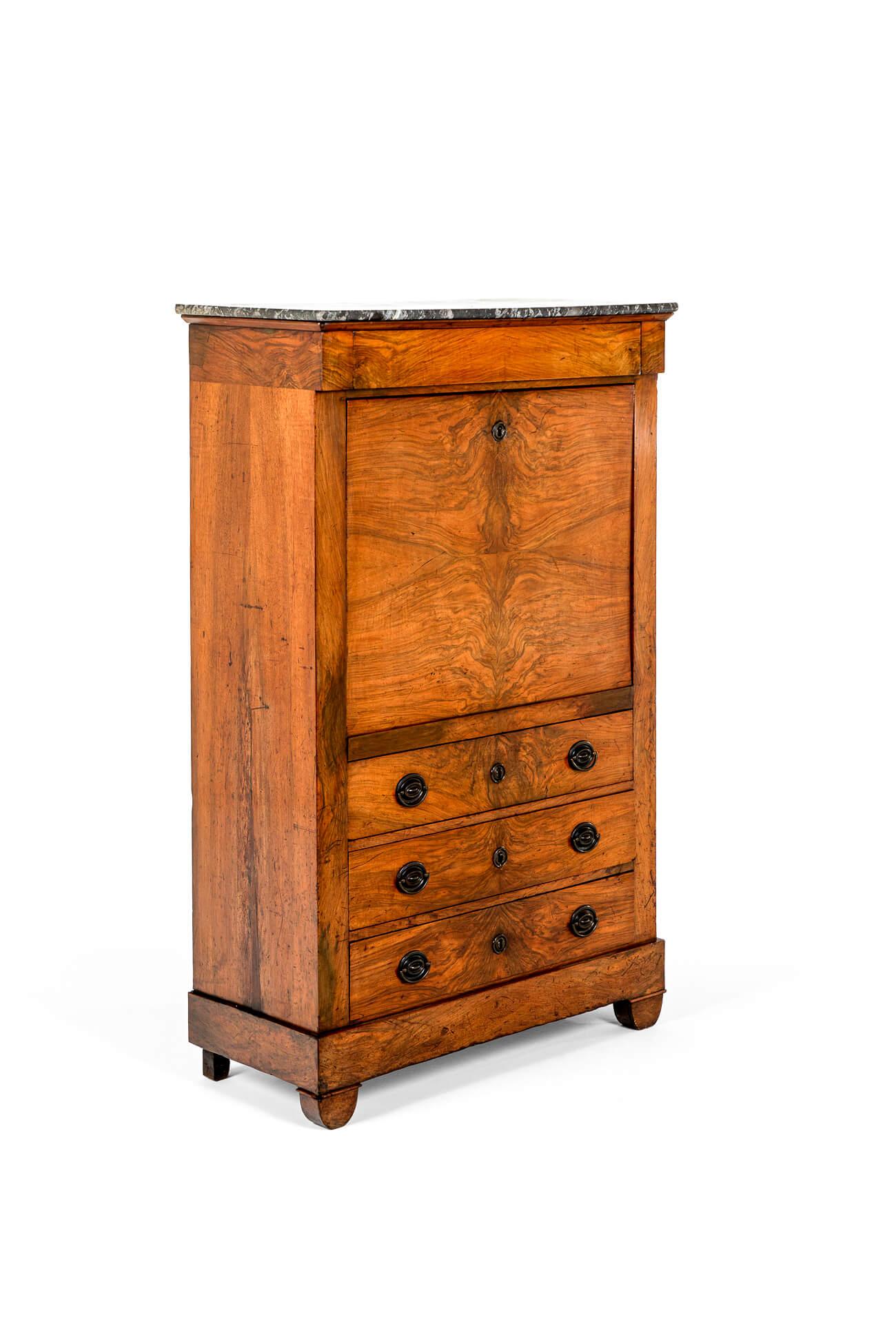Un bellissimo Secrétaire à Abattant in noce in stile Impero del XIX secolo,

Il piano porta un piano rettangolare arrotondato in marmo fossile sopra una sostanziosa porta di caduta, intarsiata con una pendenza in pelle verde bottiglia. La pendenza è