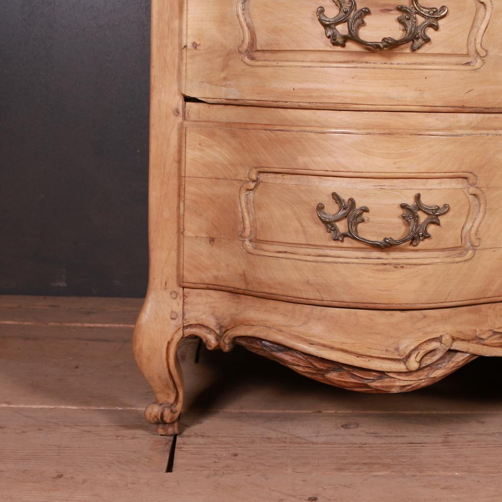 French Walnut Serpentine Commode In Good Condition For Sale In Leamington Spa, Warwickshire