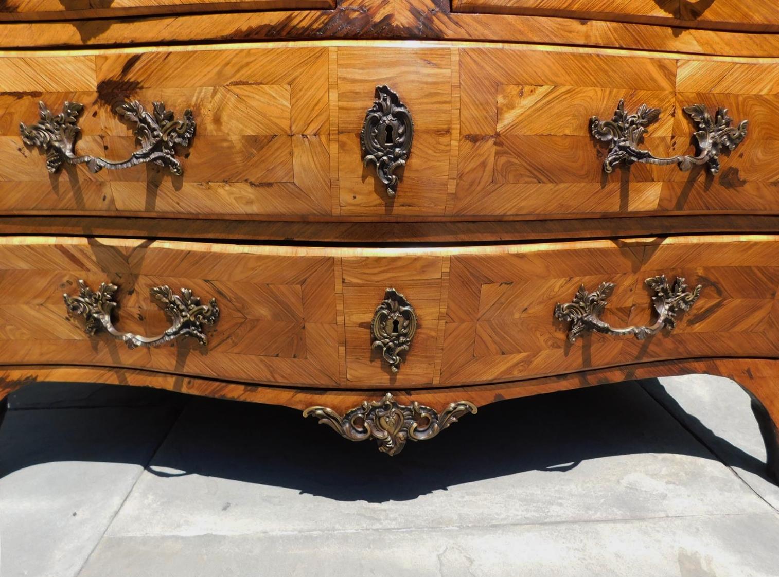 Cassettiera in noce francese con piano in ormolu e marmo, circa 1760 in vendita 6