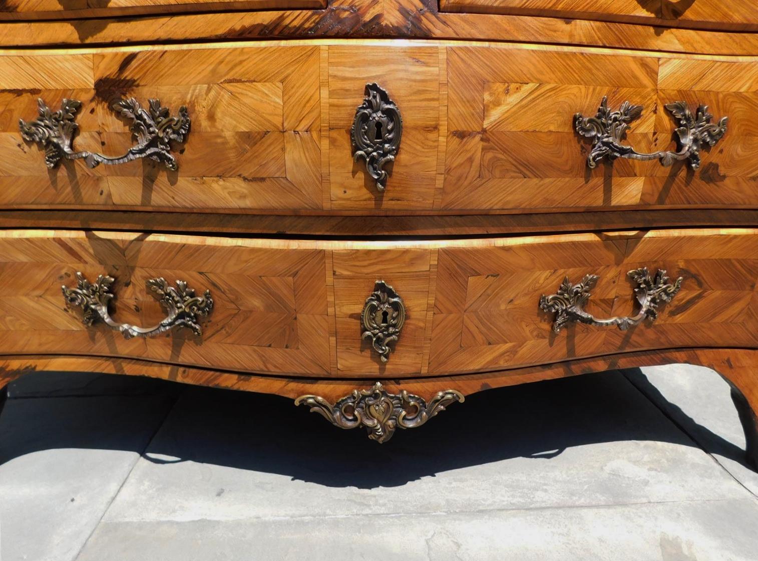 Commode en noyer serpentin orné de bronze et de marbre, vers 1760 en vente 6