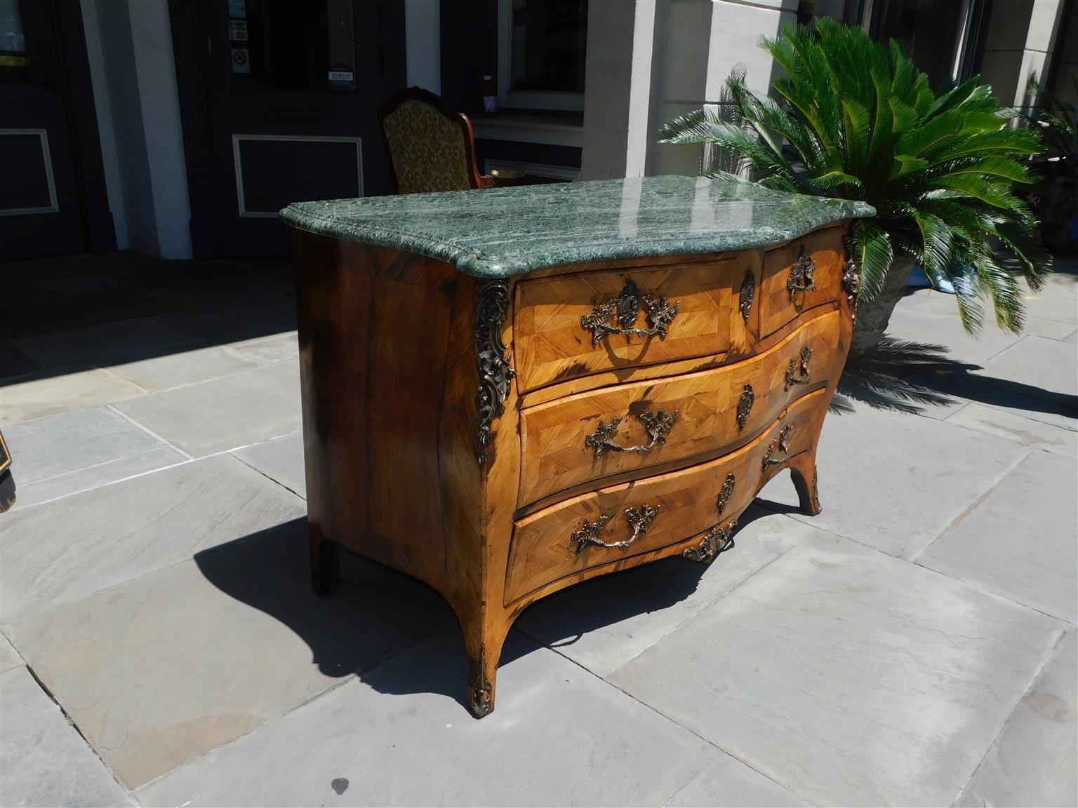 Français Commode en noyer serpentin orné de bronze et de marbre, vers 1760 en vente