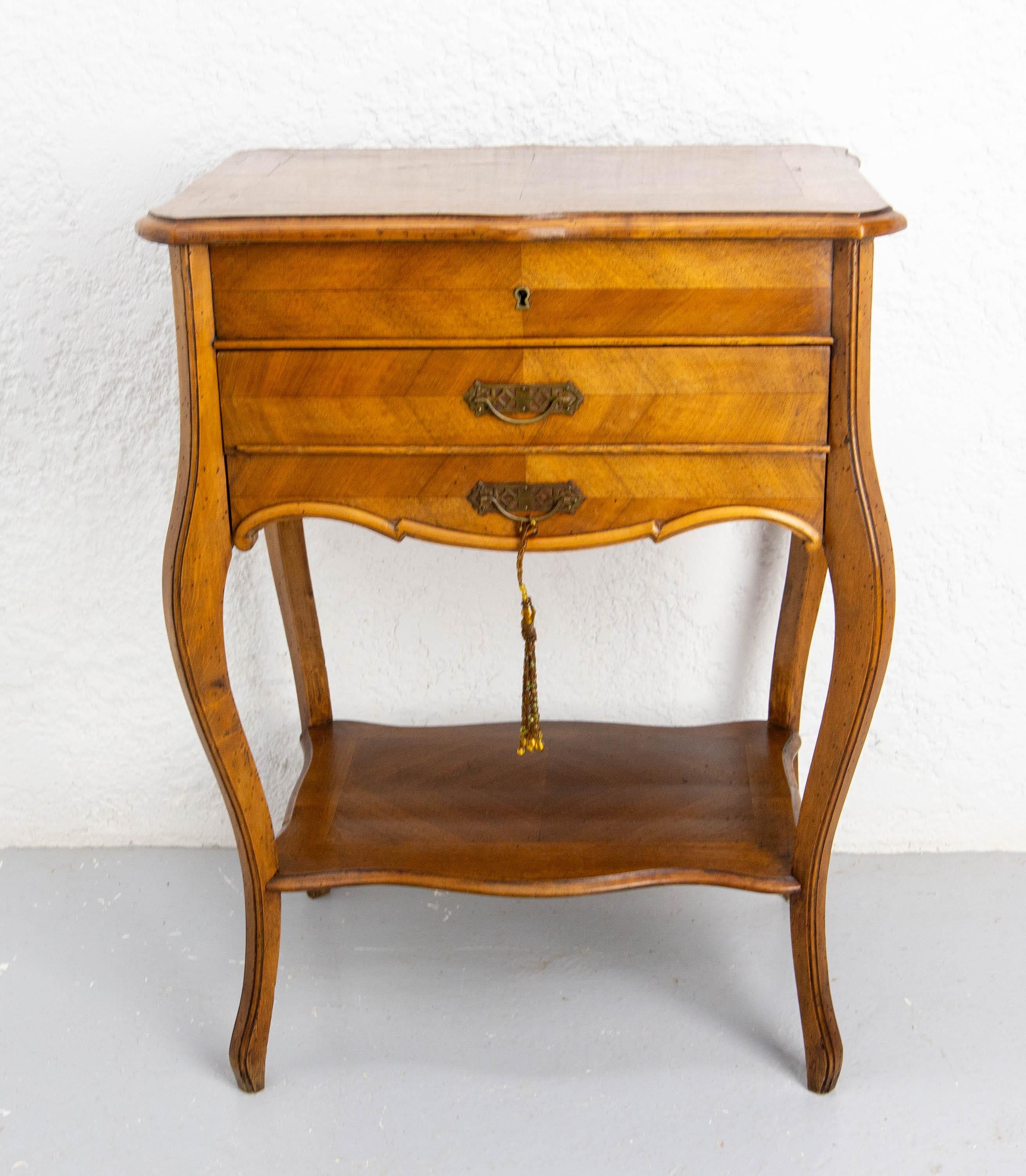 Antique sewing table, made circa 1900 in the Louis 15 style.
The lift-up lid opens up to reveal storage compartments for sewing materials. It also reveals a little beveled mirror.
Good antique condition, with minor signs of age and wear: the bottom
