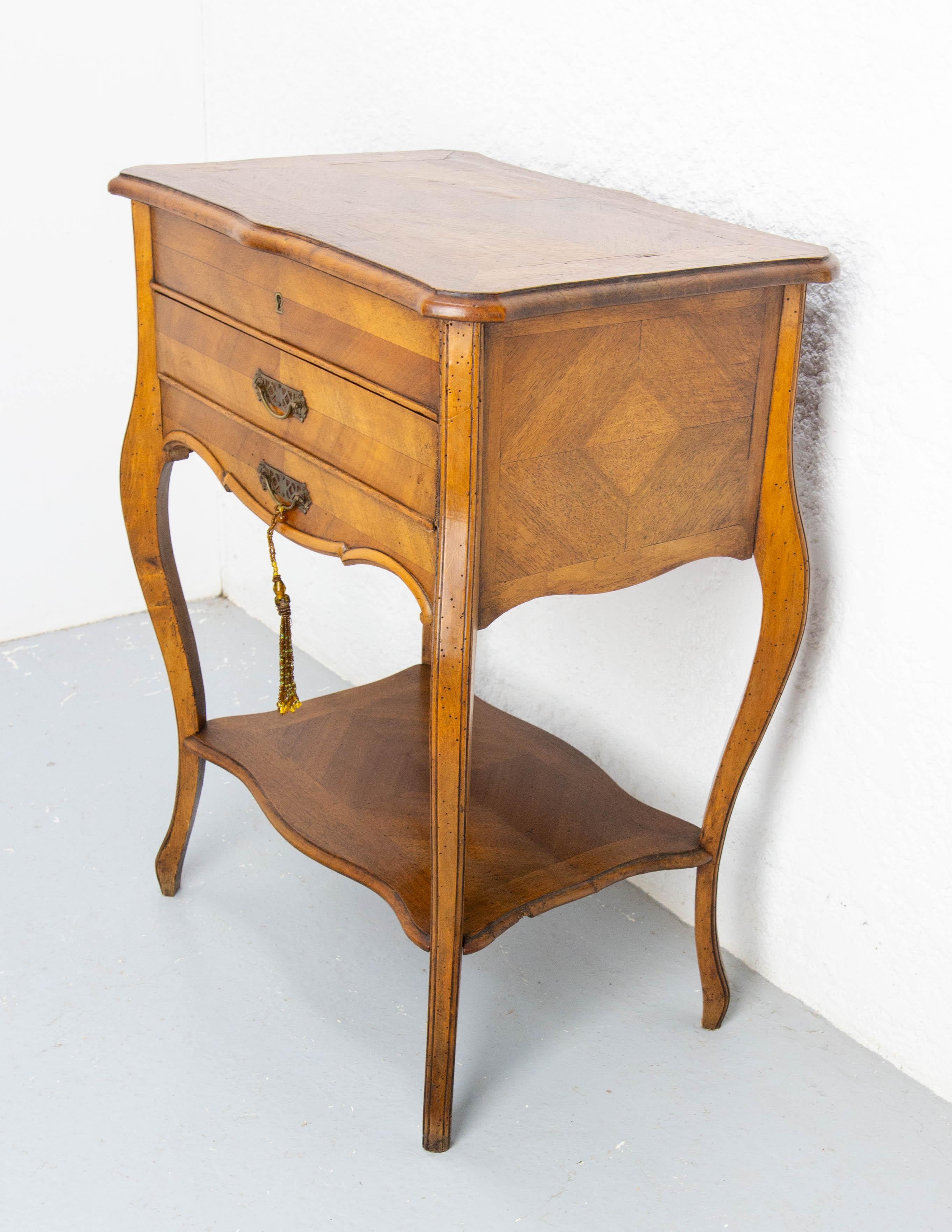French Walnut Sewing Table in the Louis XV Style, circa 1900 In Good Condition For Sale In Labrit, Landes
