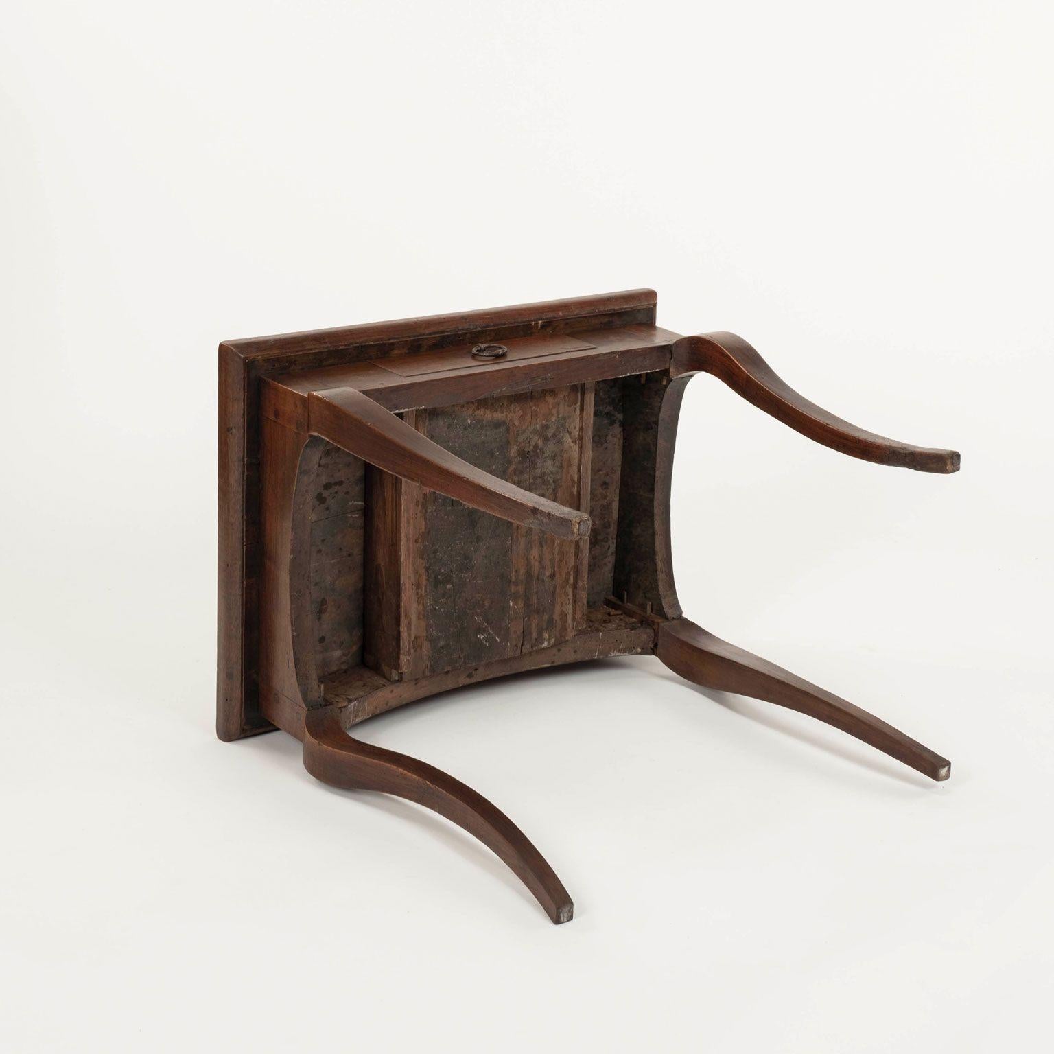 Table d'appoint en noyer français en vente 5
