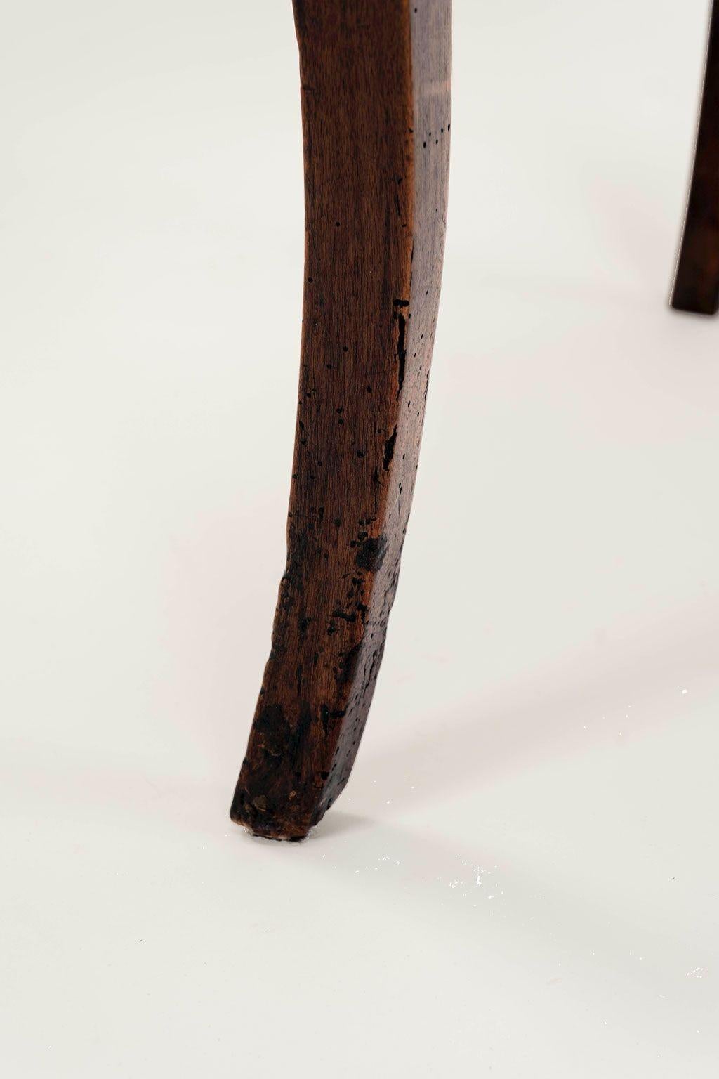 Table d'appoint en noyer français en vente 6