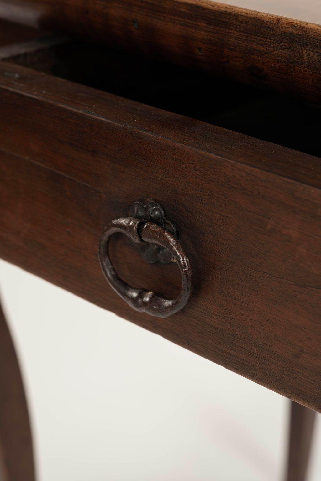 Table d'appoint en noyer français en vente 7