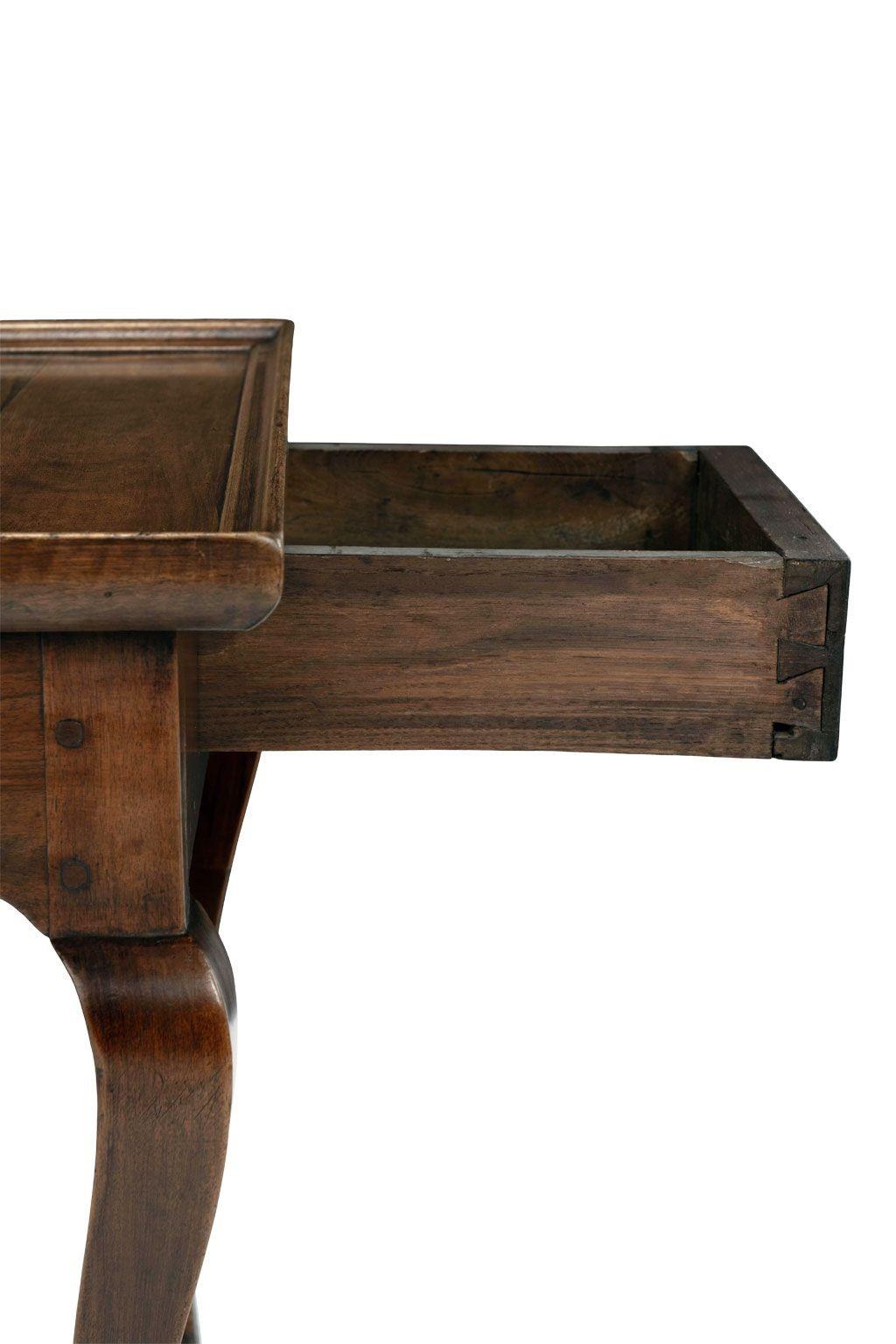 Table d'appoint en noyer français en vente 8
