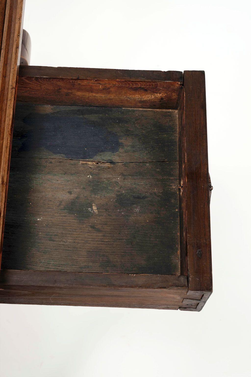 Table d'appoint en noyer français en vente 9